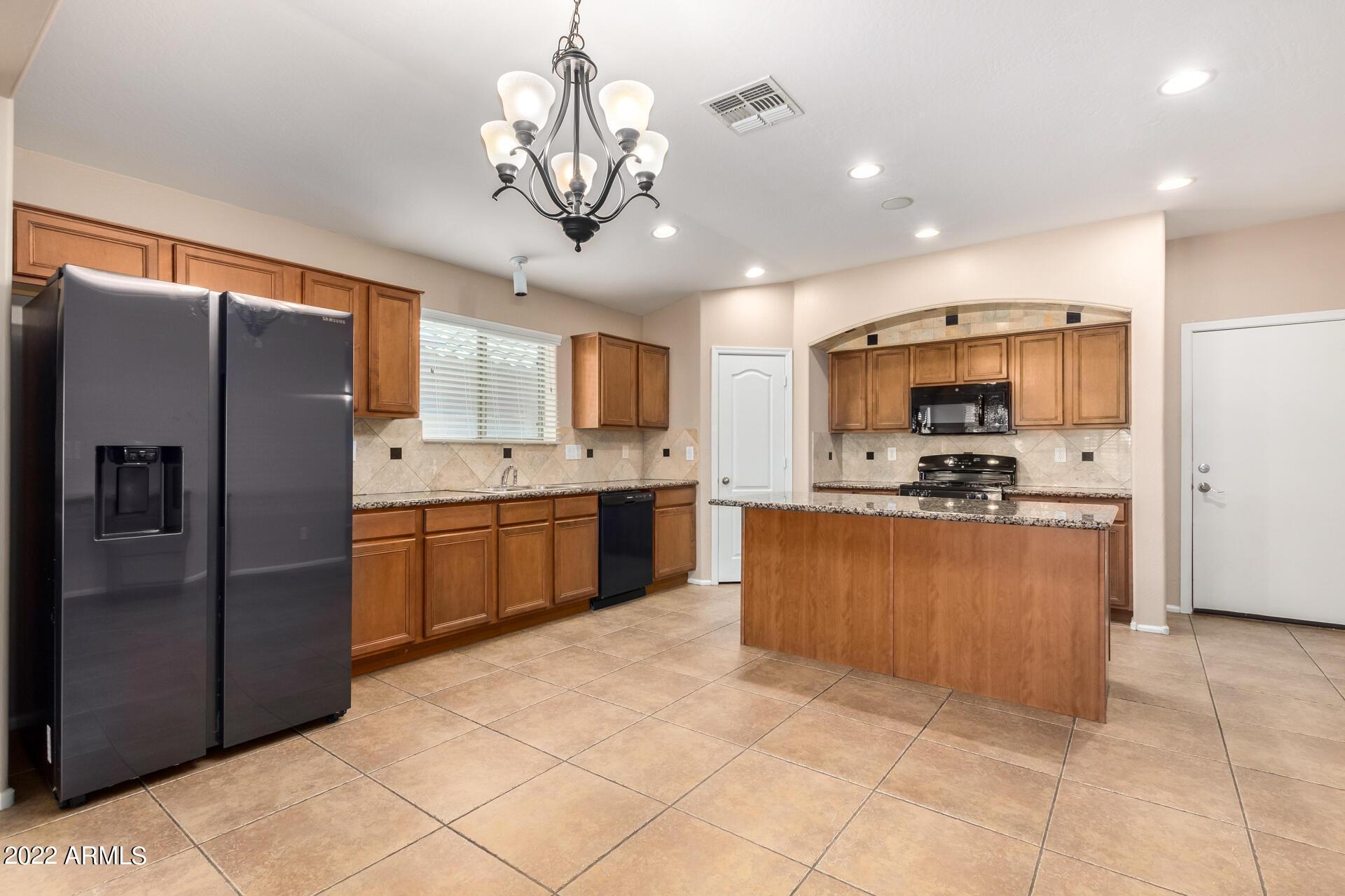 17556 W Bloomfield Road