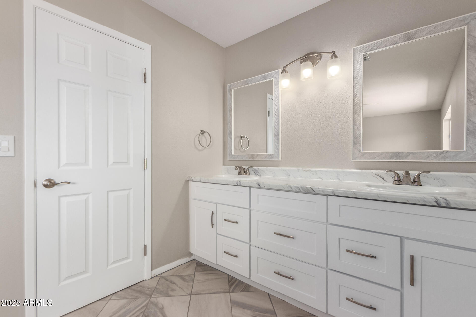 734 E VIA MARIA Street