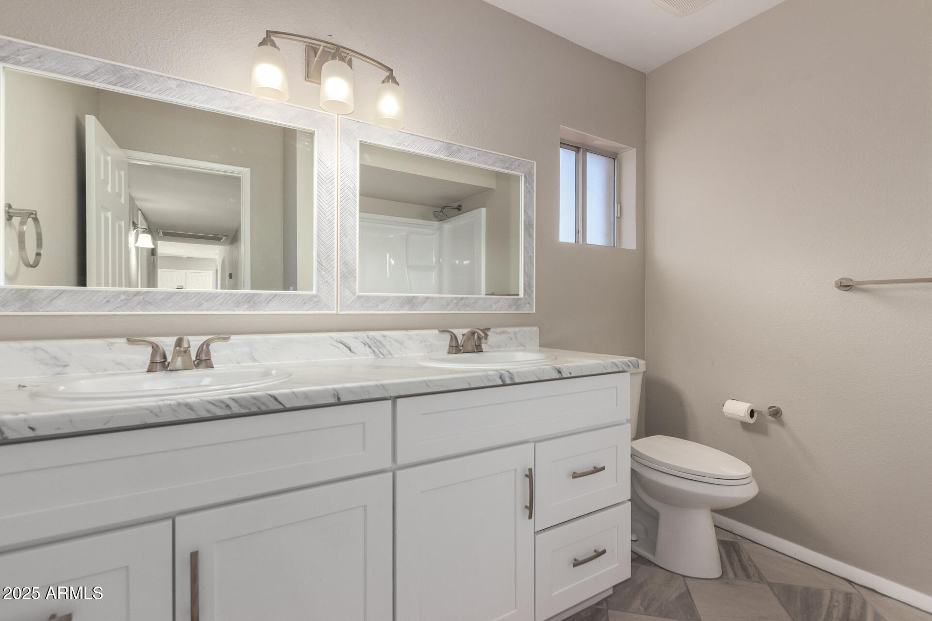 734 E VIA MARIA Street