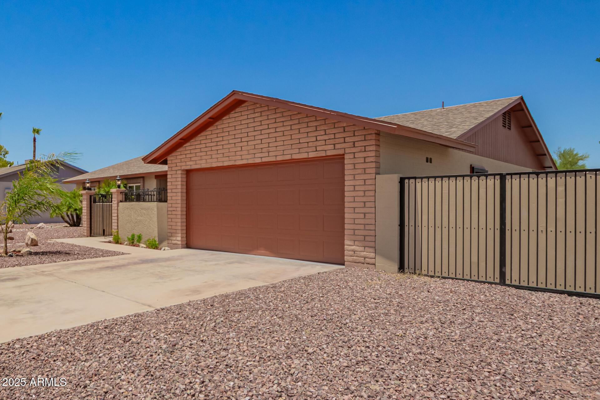 734 E VIA MARIA Street