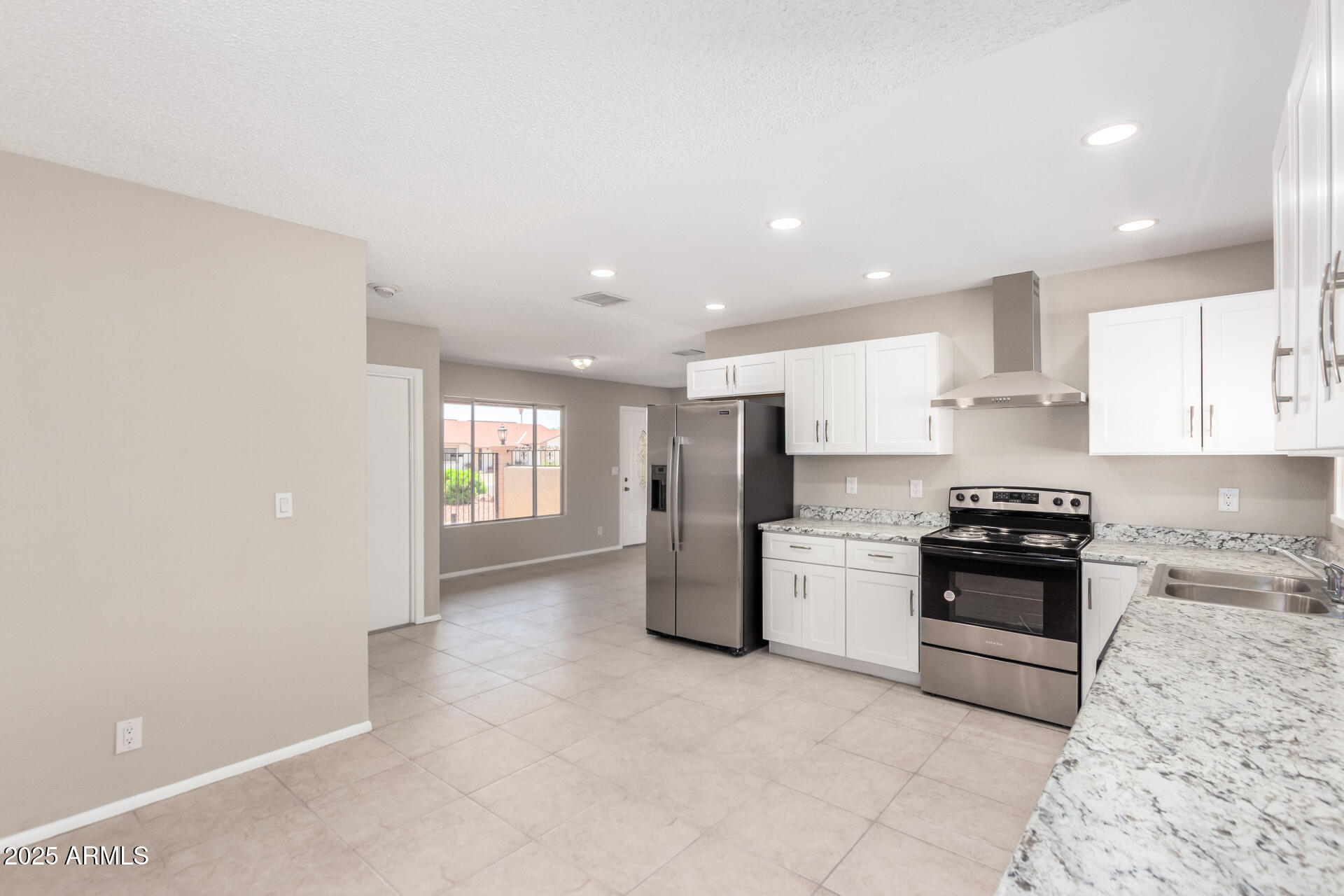 734 E VIA MARIA Street