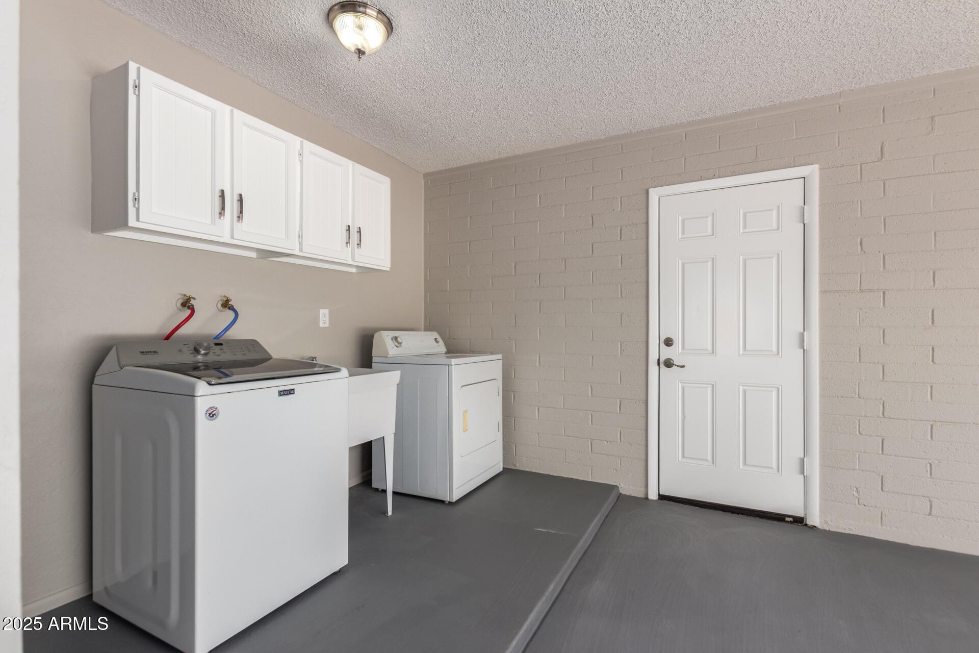 734 E VIA MARIA Street