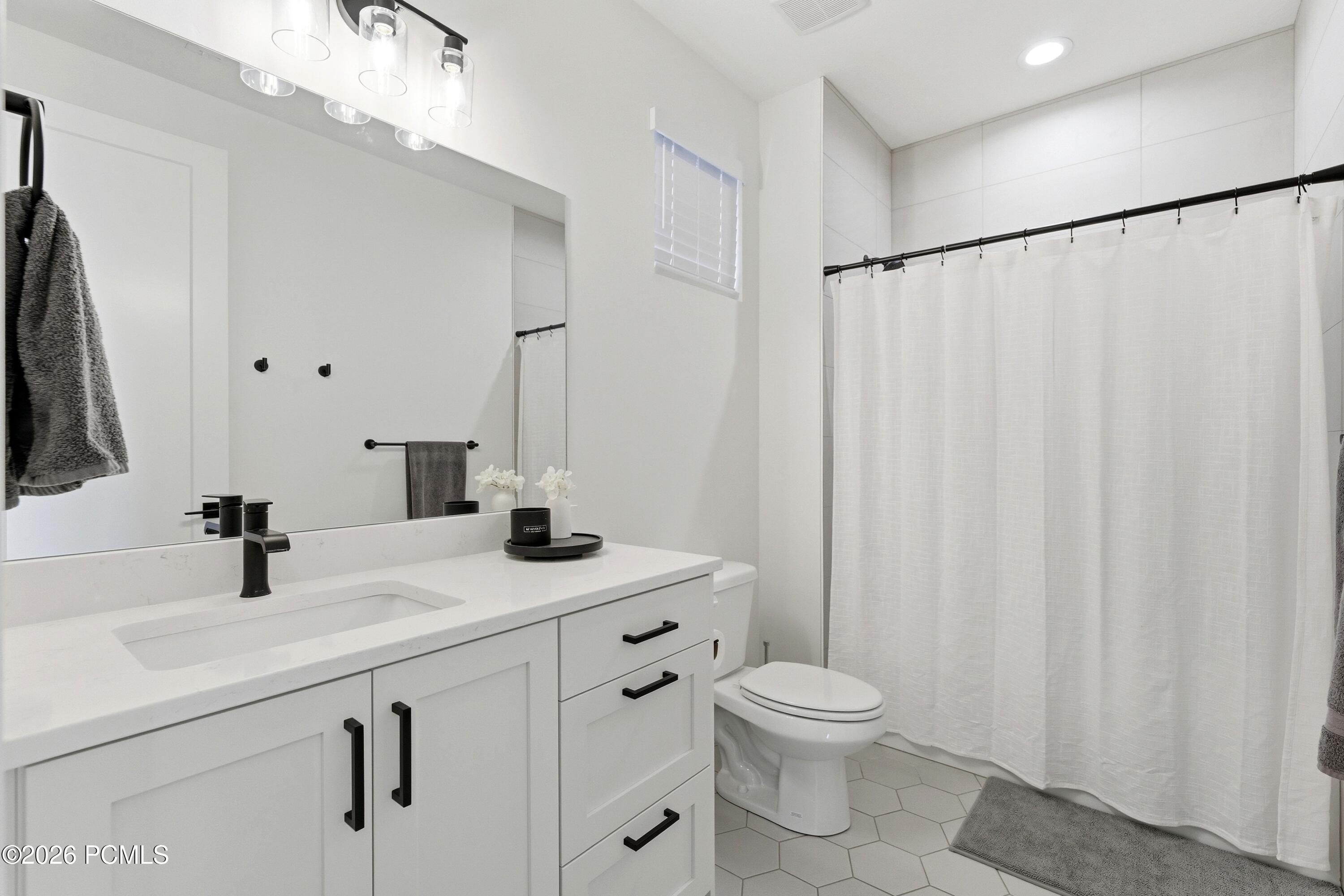 8569 S Round Stone Cove