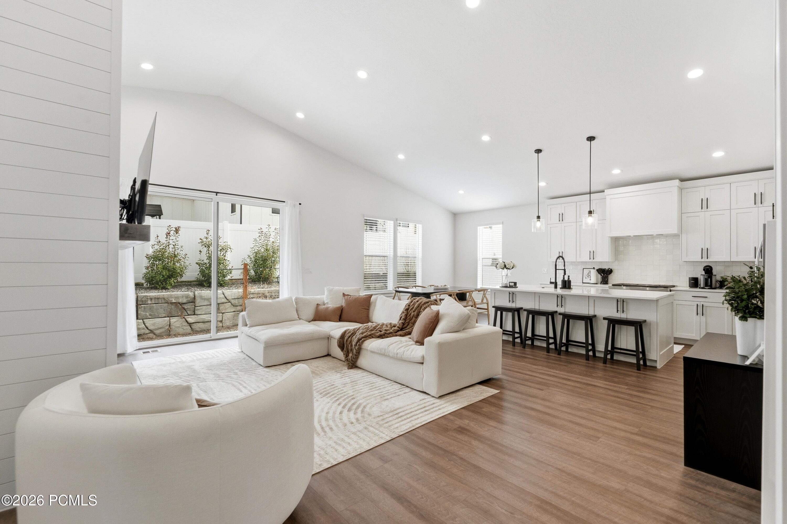 8569 S Round Stone Cove