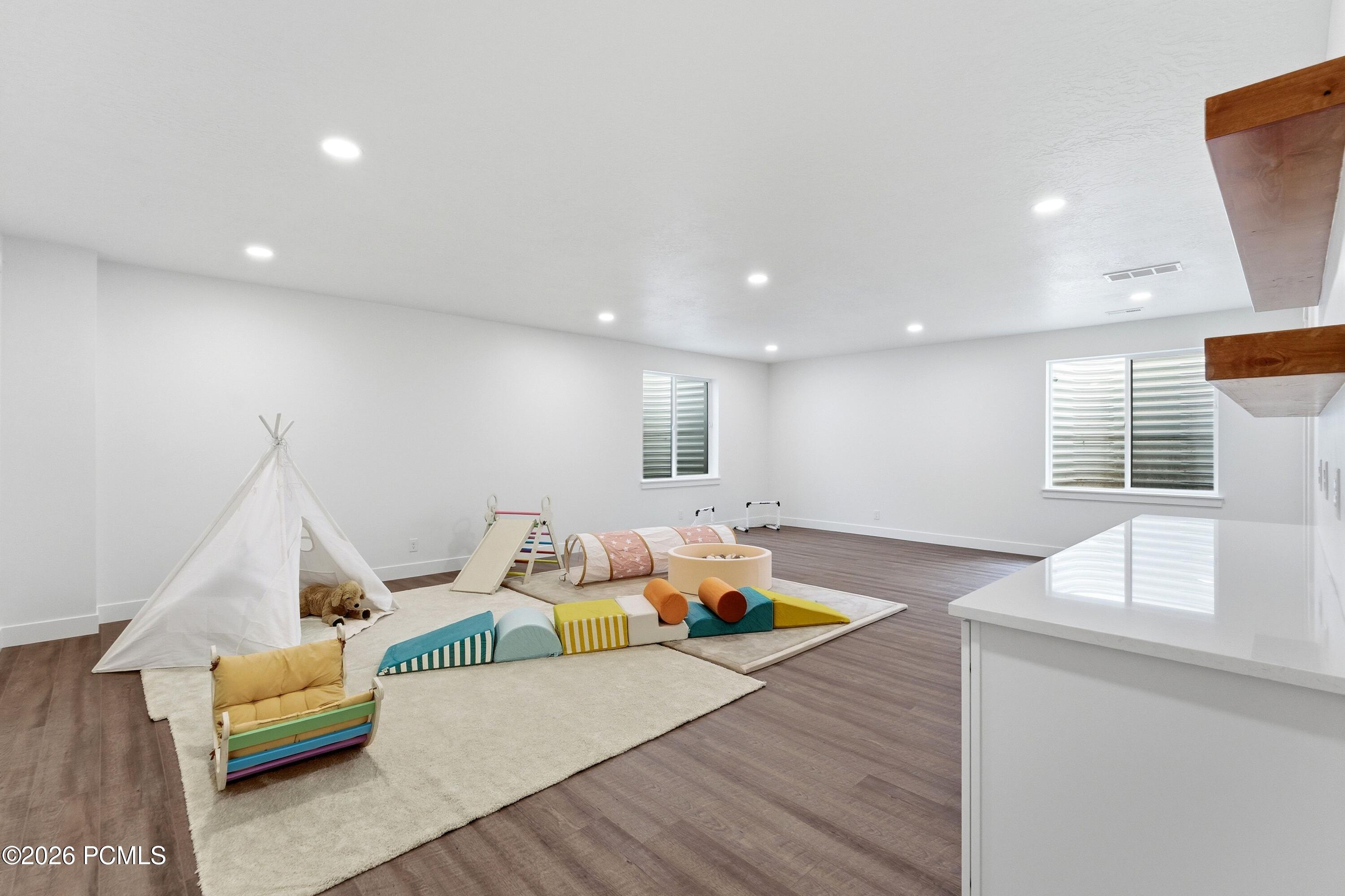 8569 S Round Stone Cove