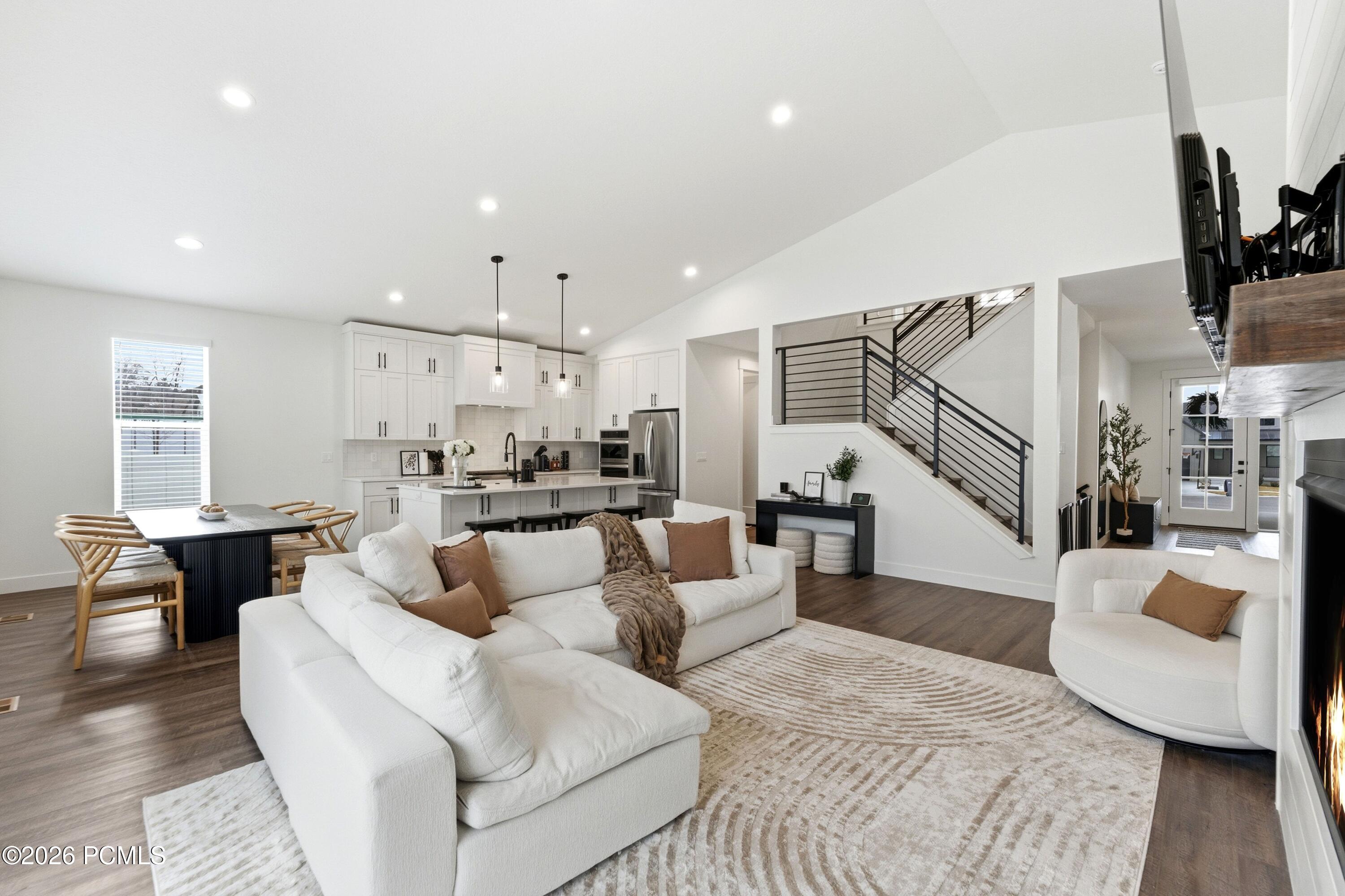 8569 S Round Stone Cove