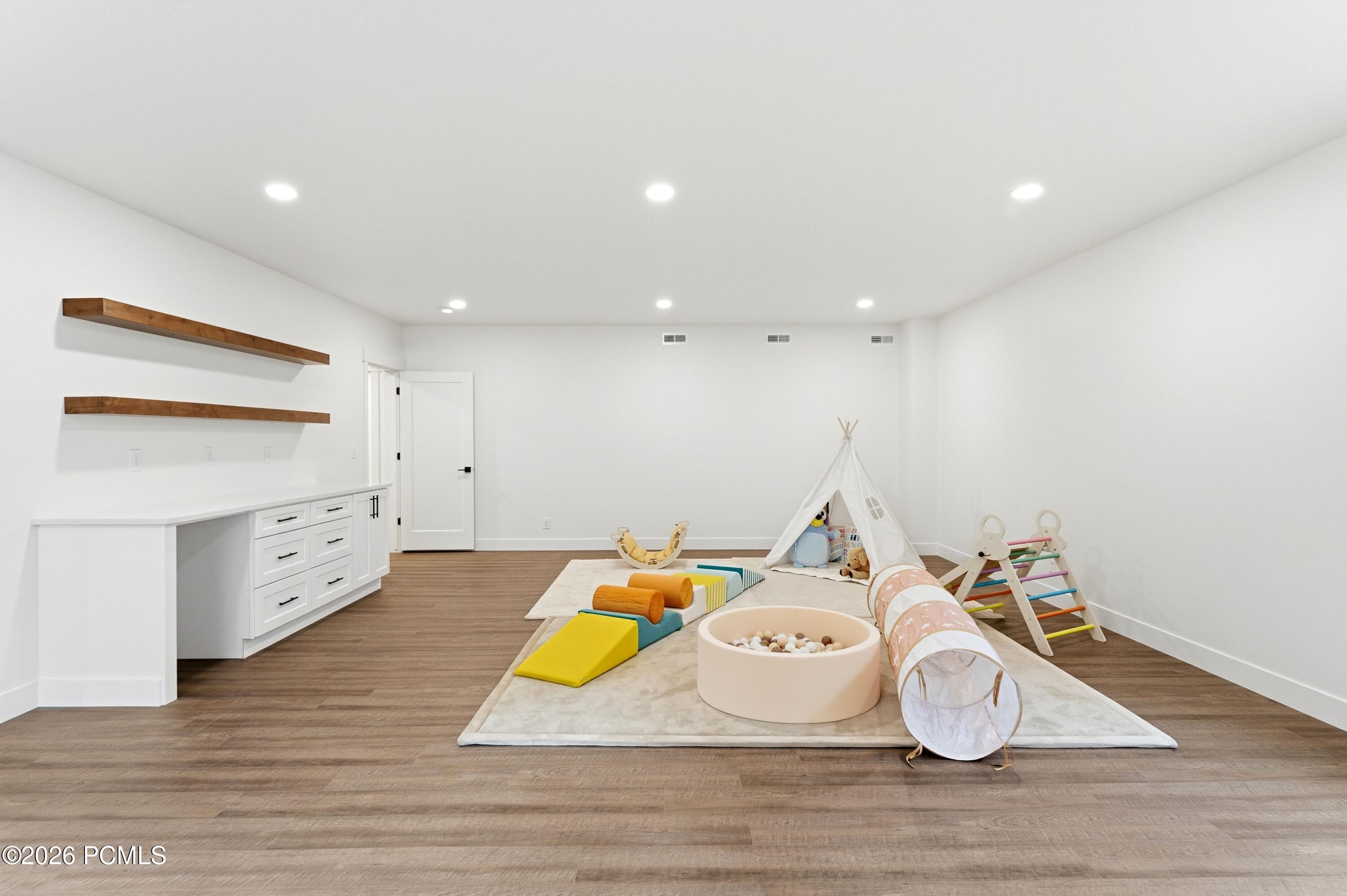 8569 S Round Stone Cove