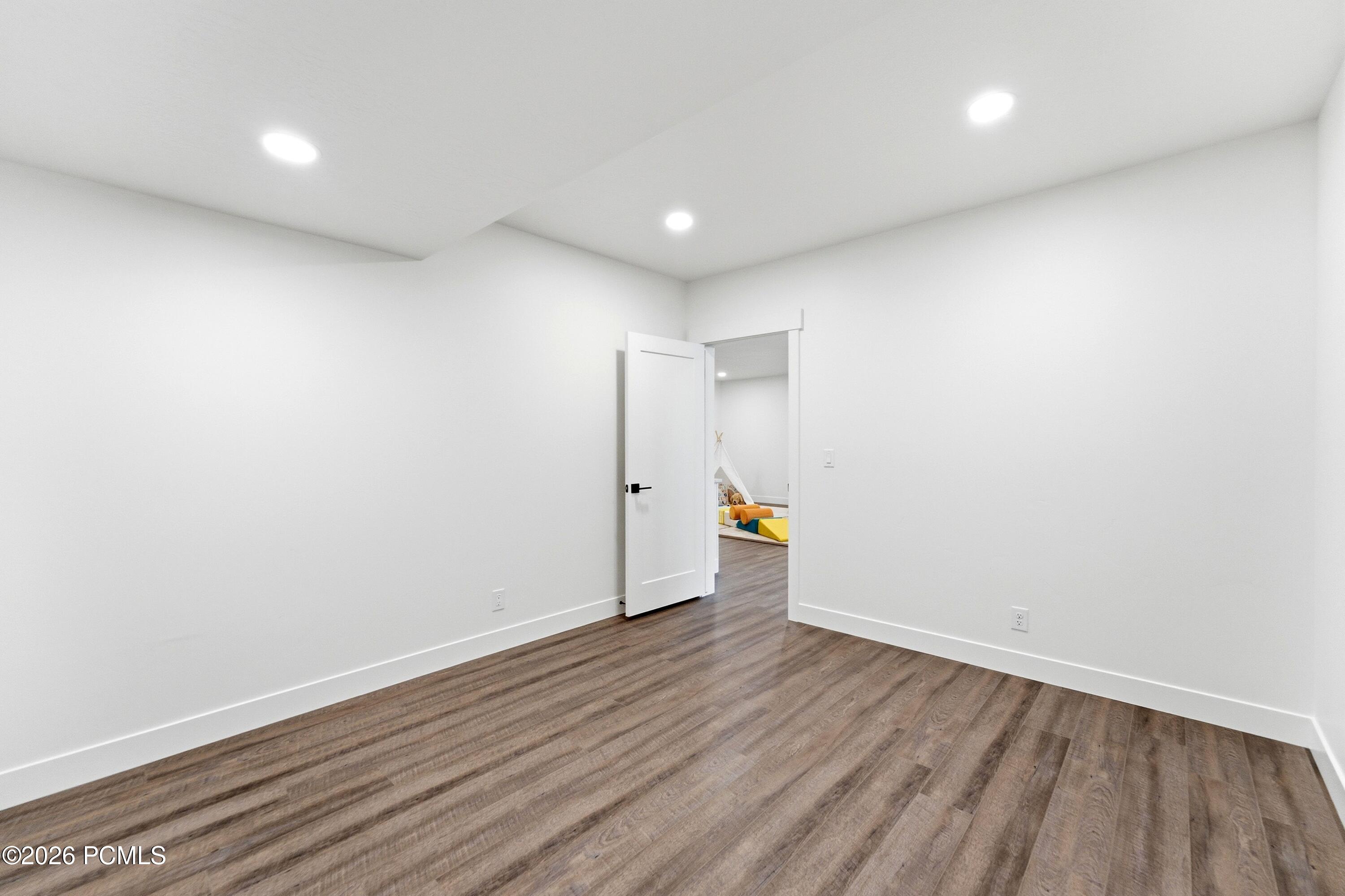 8569 S Round Stone Cove