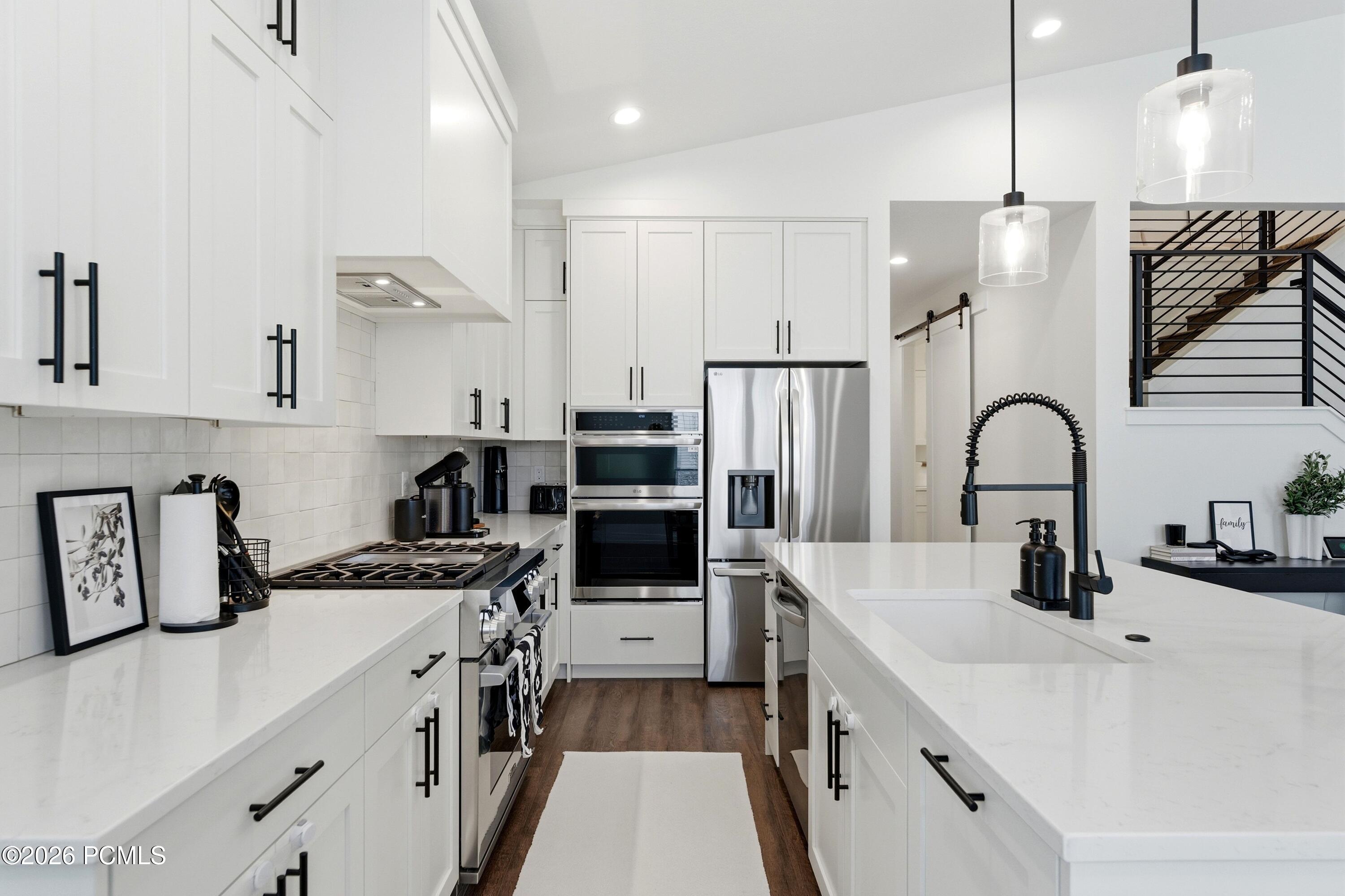 8569 S Round Stone Cove