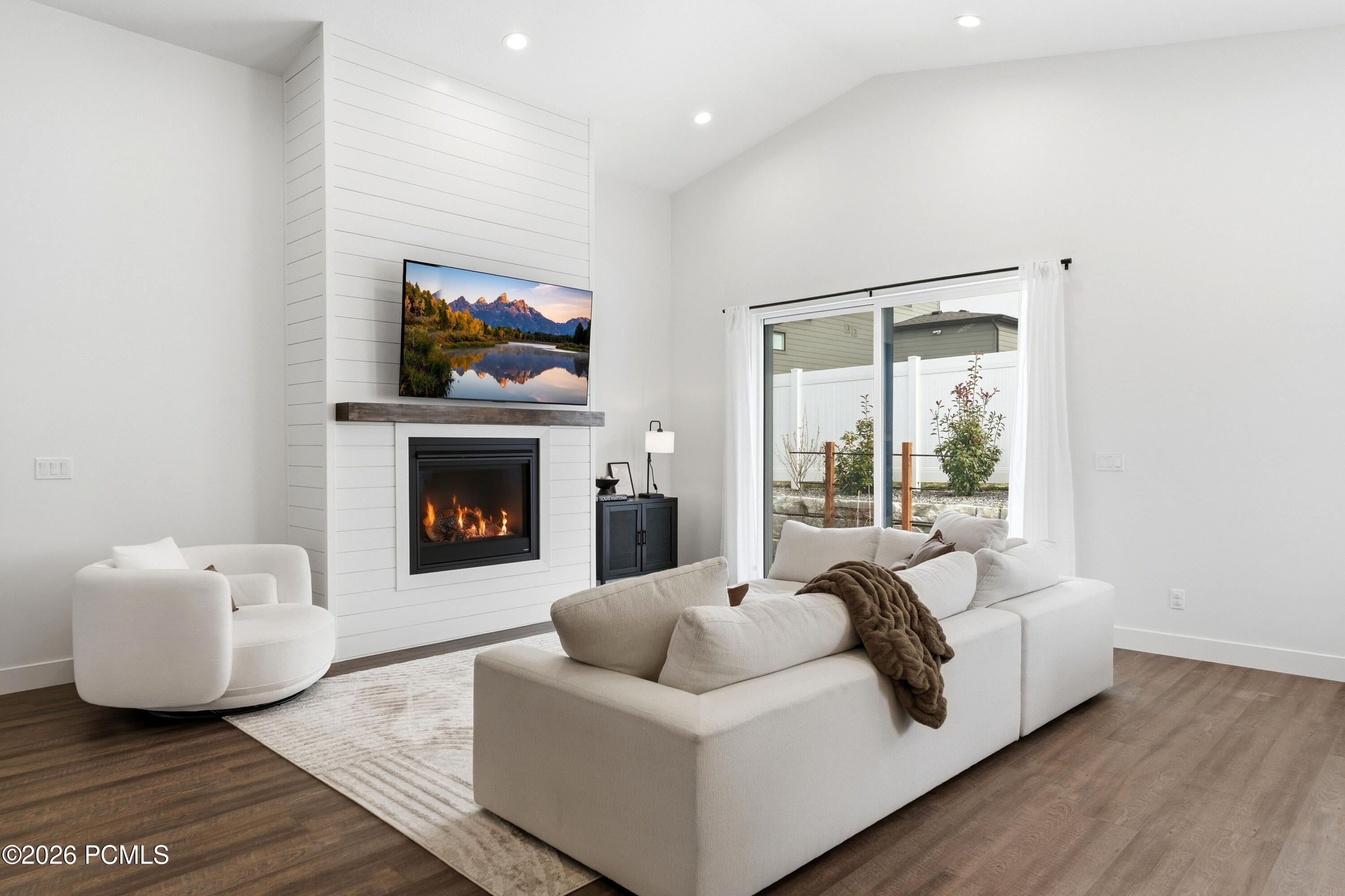 8569 S Round Stone Cove