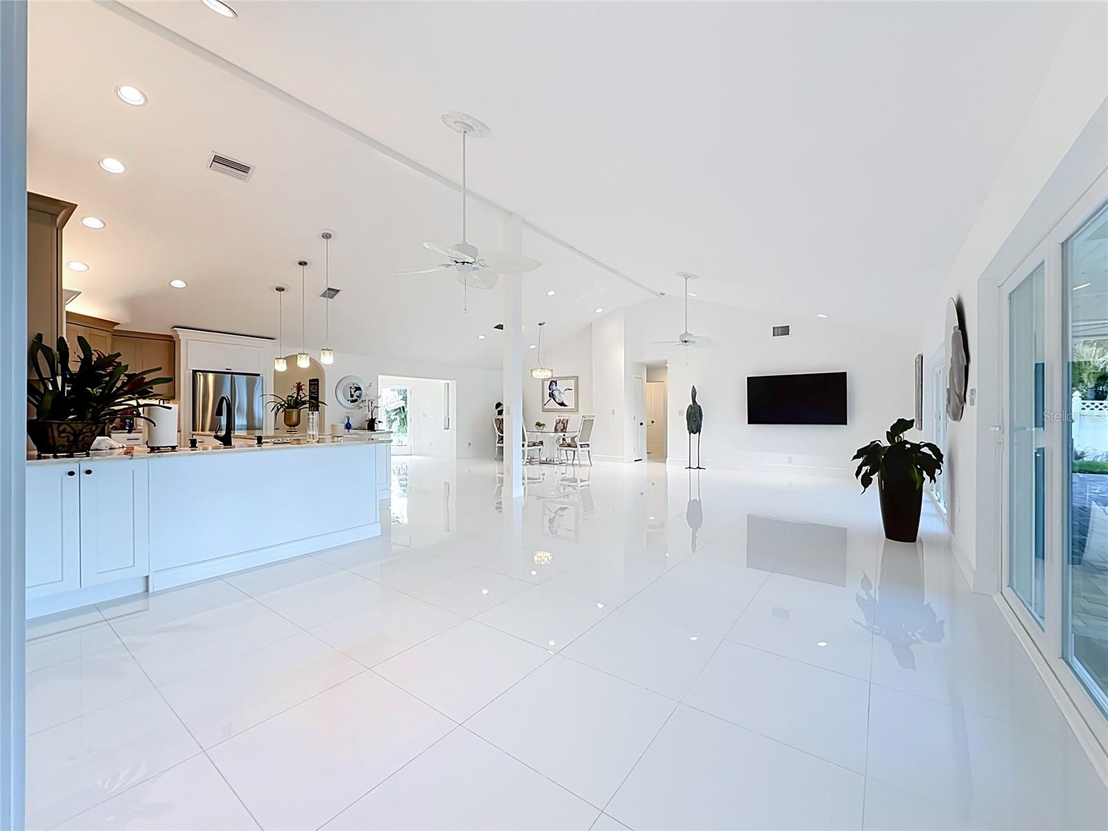 324 LEEWARD IS