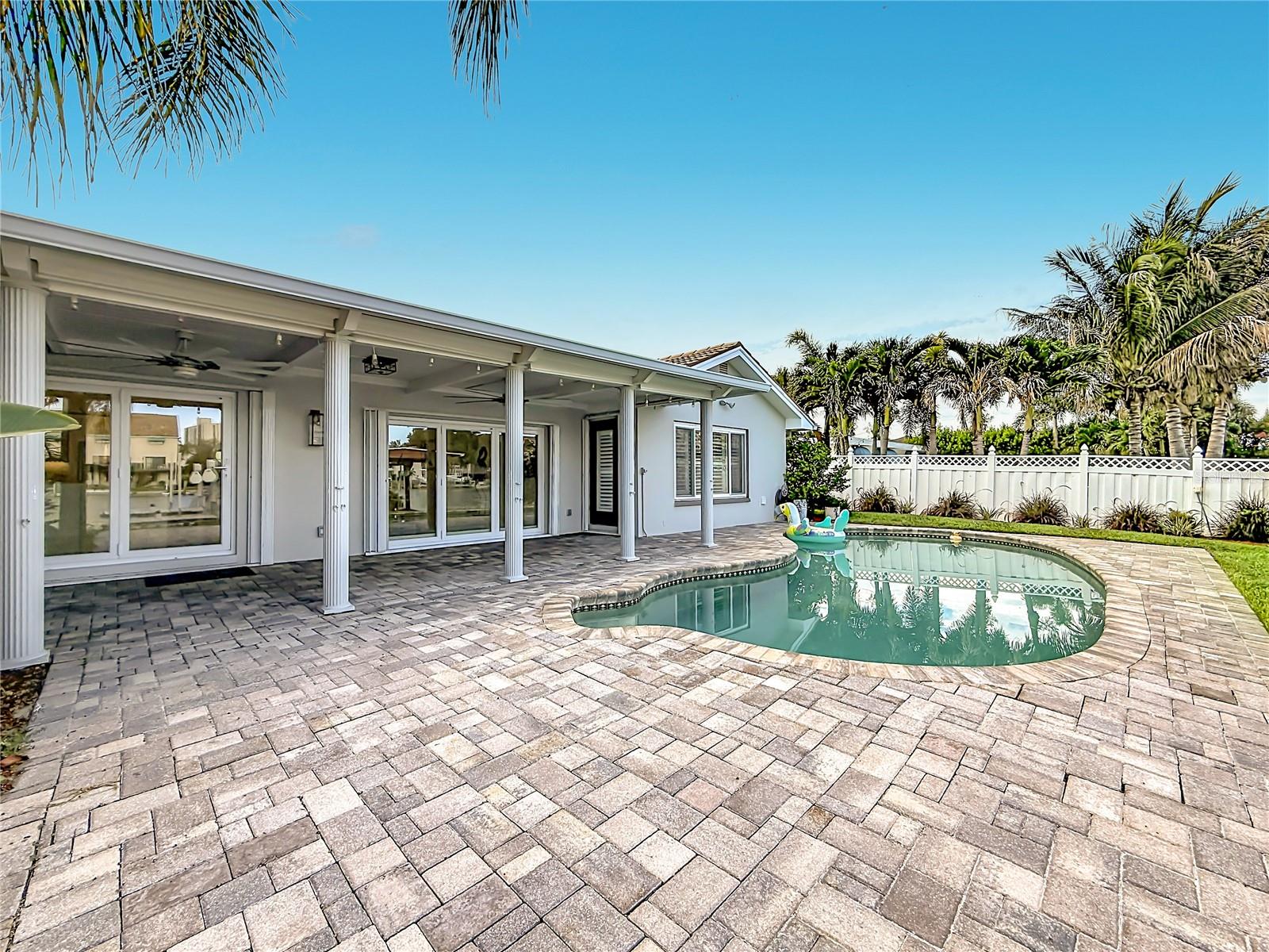 324 LEEWARD IS