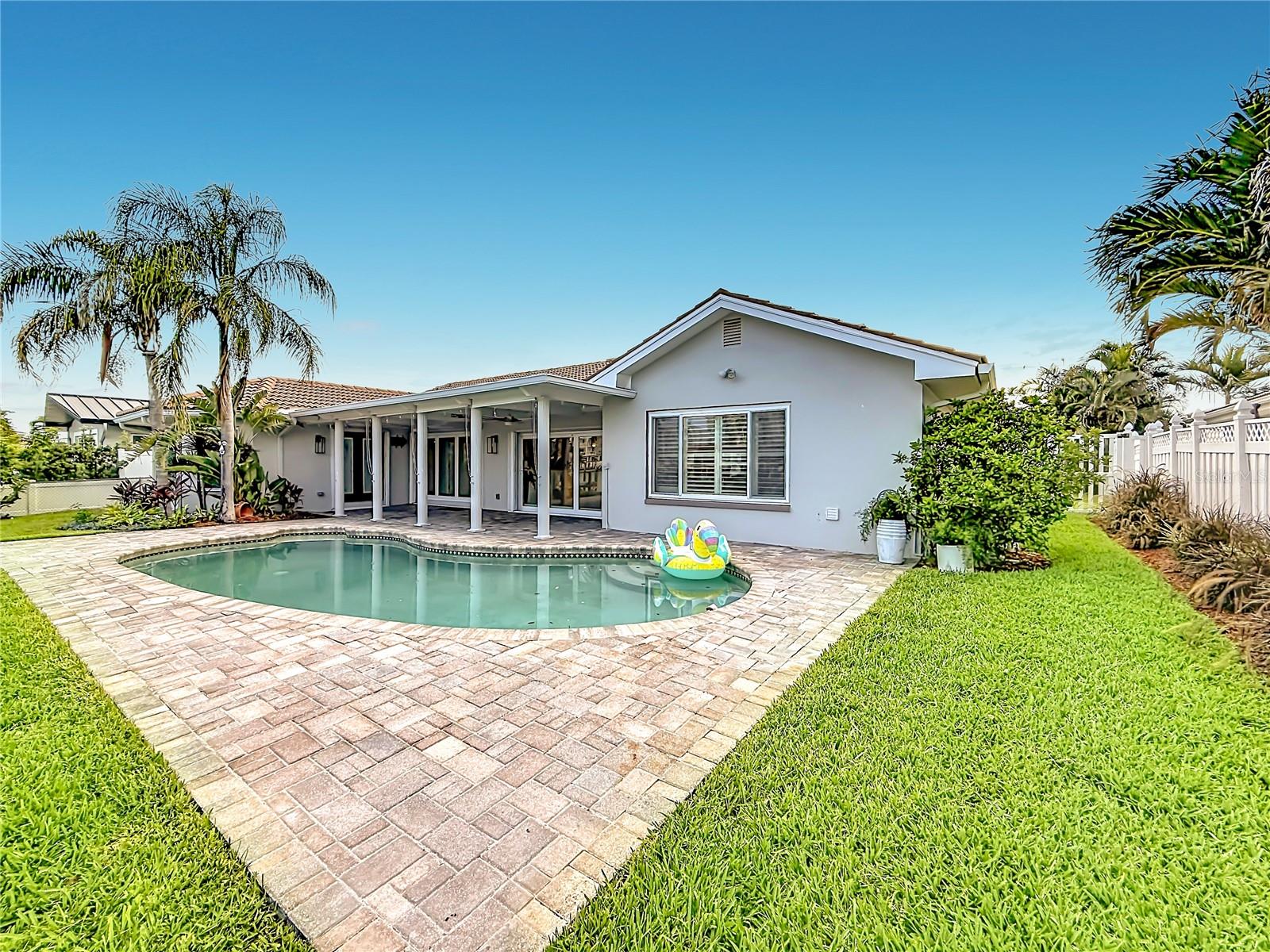 324 LEEWARD IS