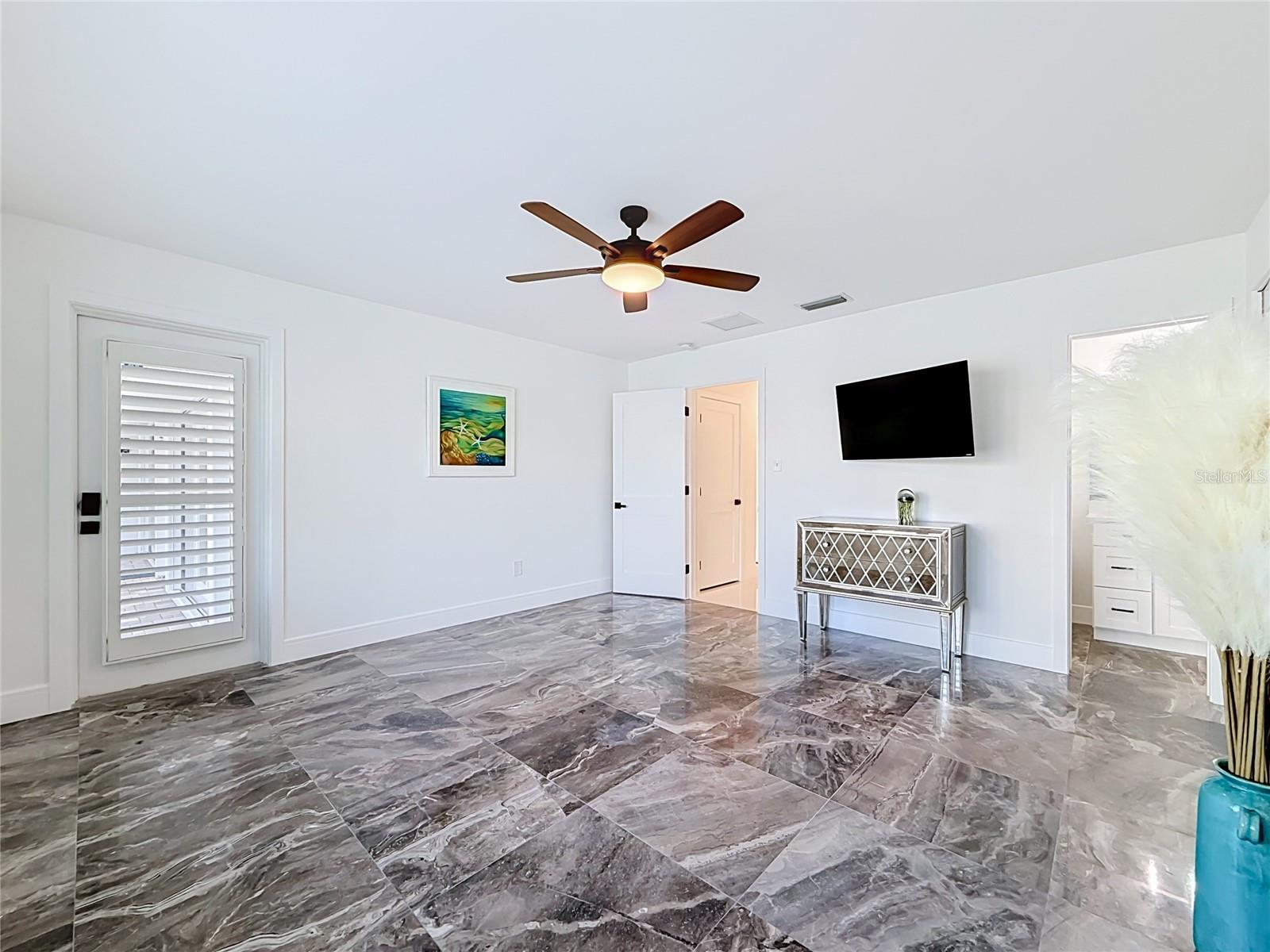 324 LEEWARD IS