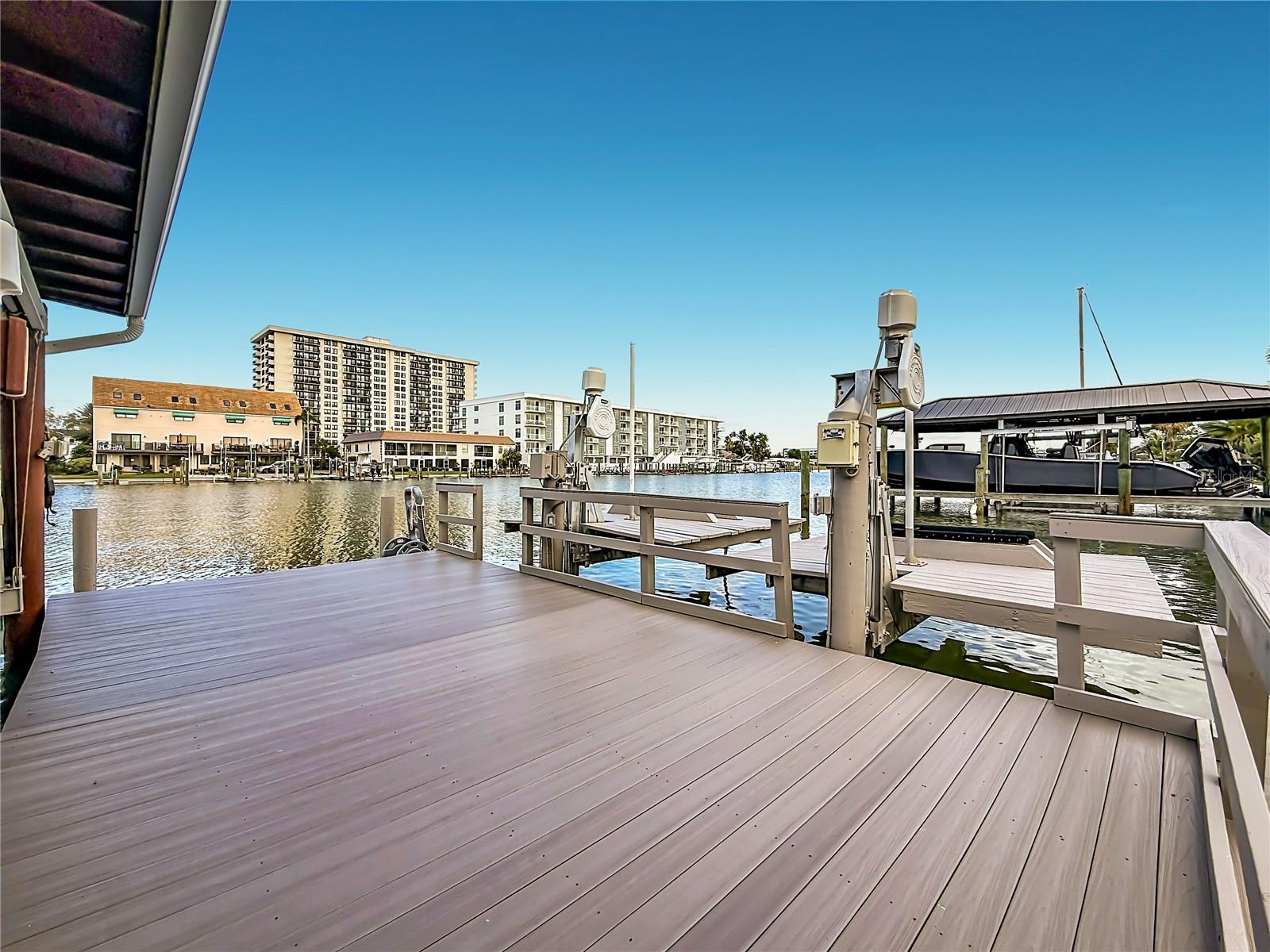 324 LEEWARD IS