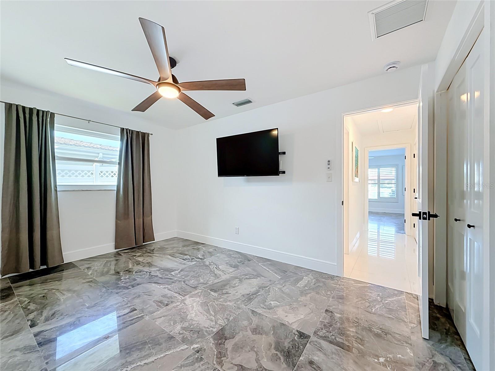 324 LEEWARD IS