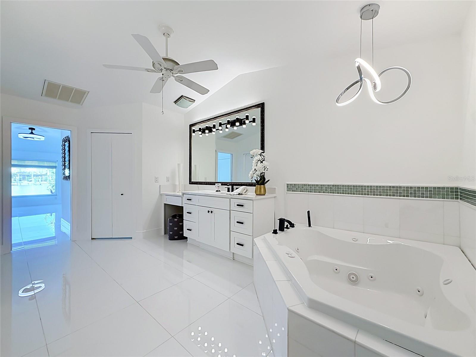 324 LEEWARD IS