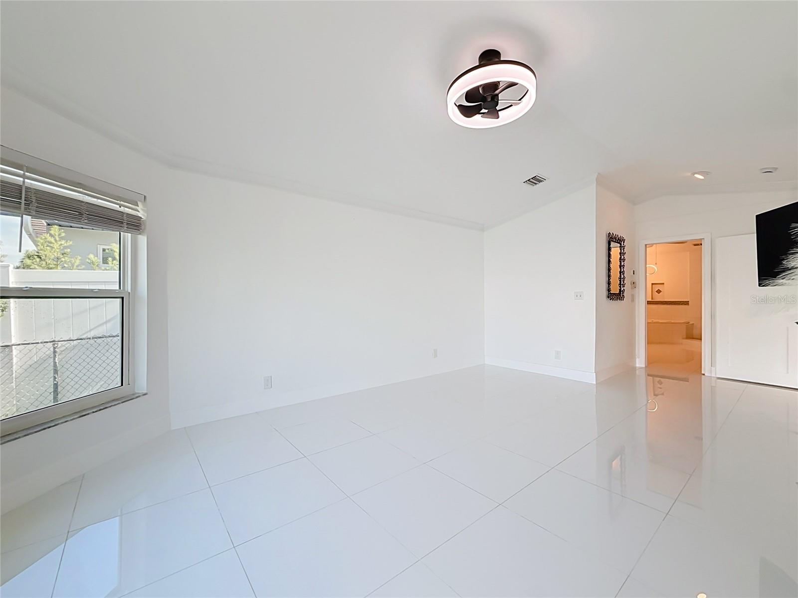 324 LEEWARD IS