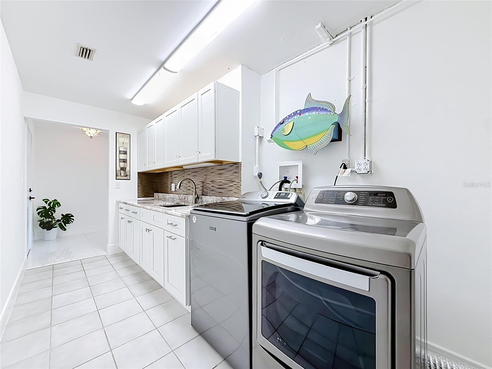 324 LEEWARD IS