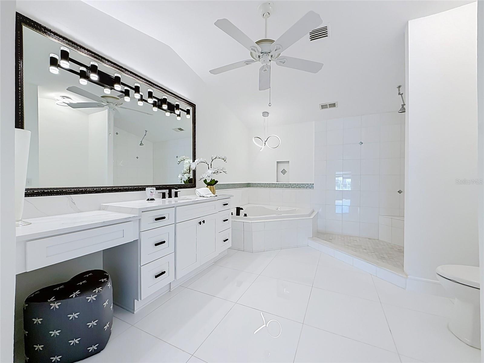 324 LEEWARD IS
