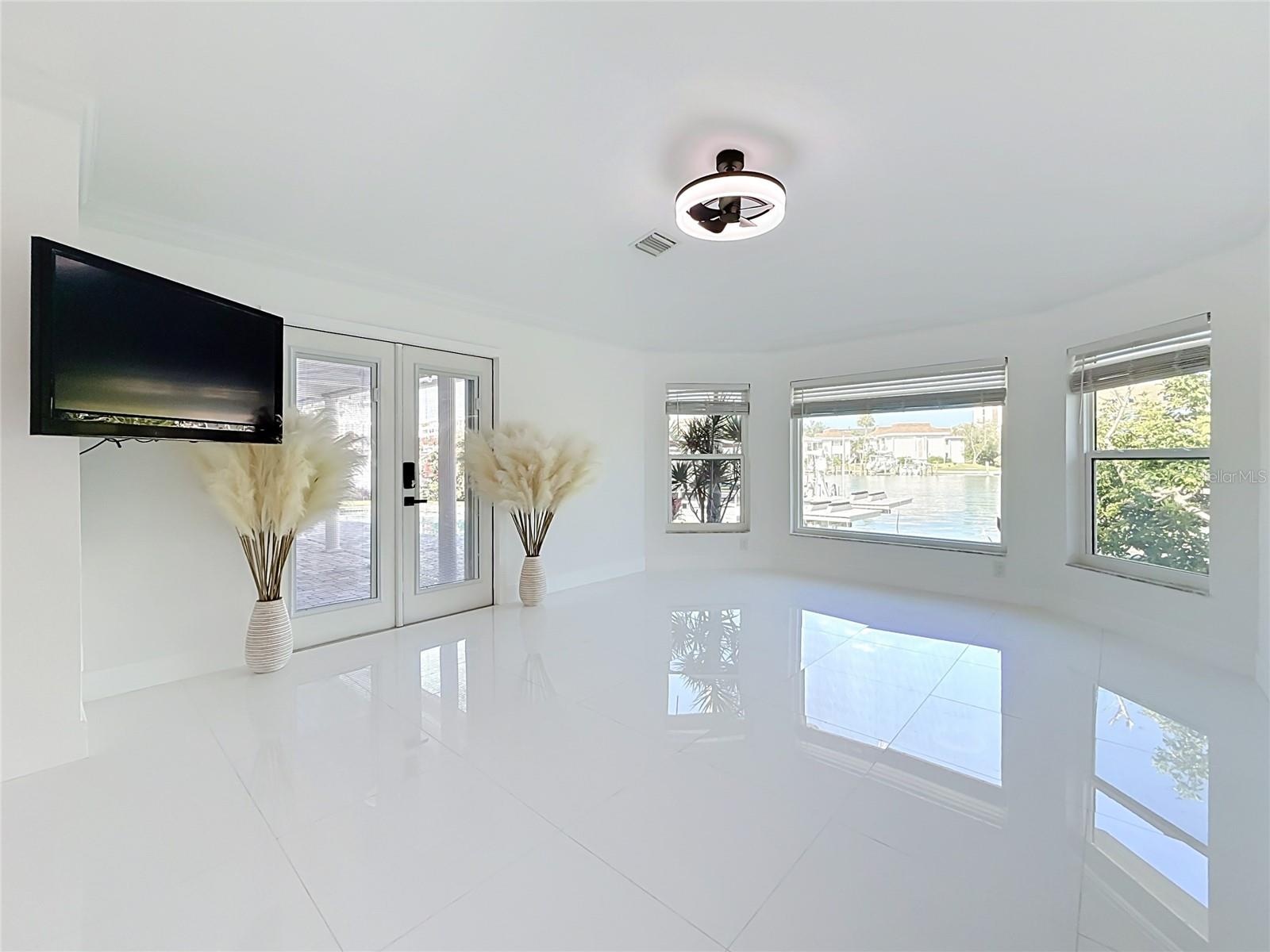 324 LEEWARD IS