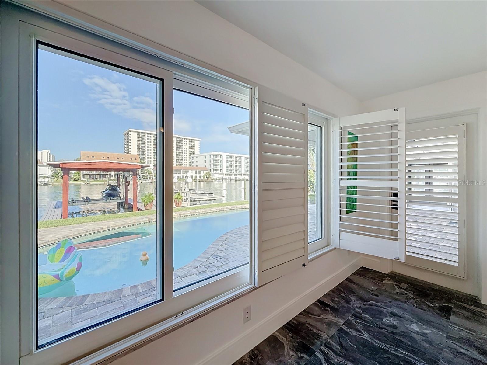 324 LEEWARD IS