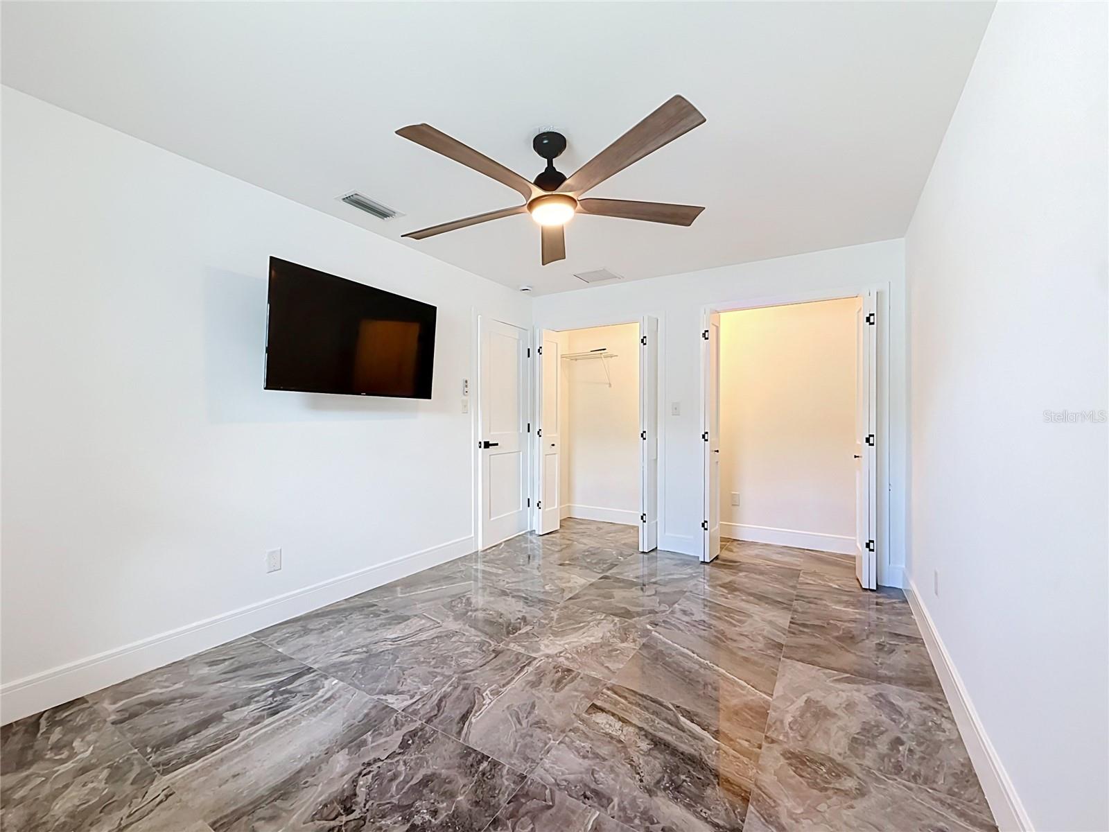 324 LEEWARD IS
