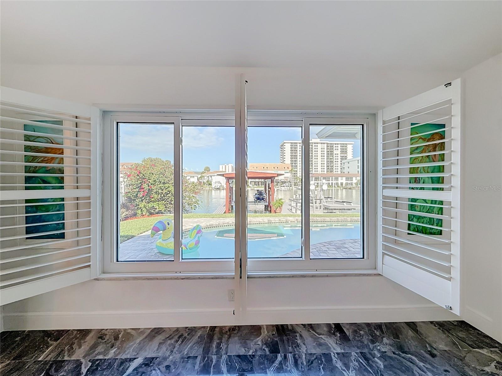 324 LEEWARD IS