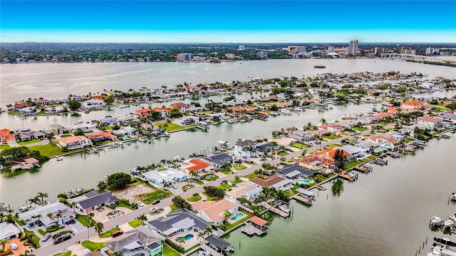 324 LEEWARD IS
