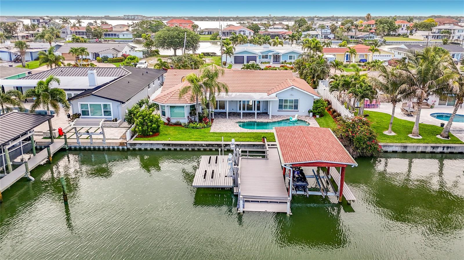 324 LEEWARD IS