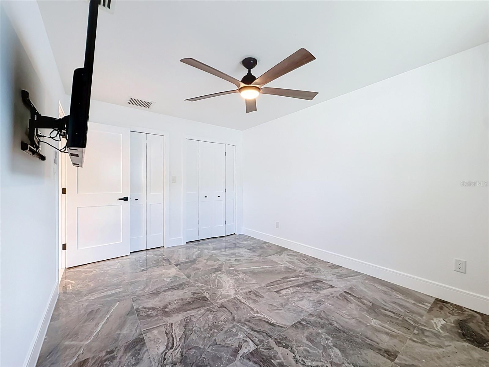 324 LEEWARD IS