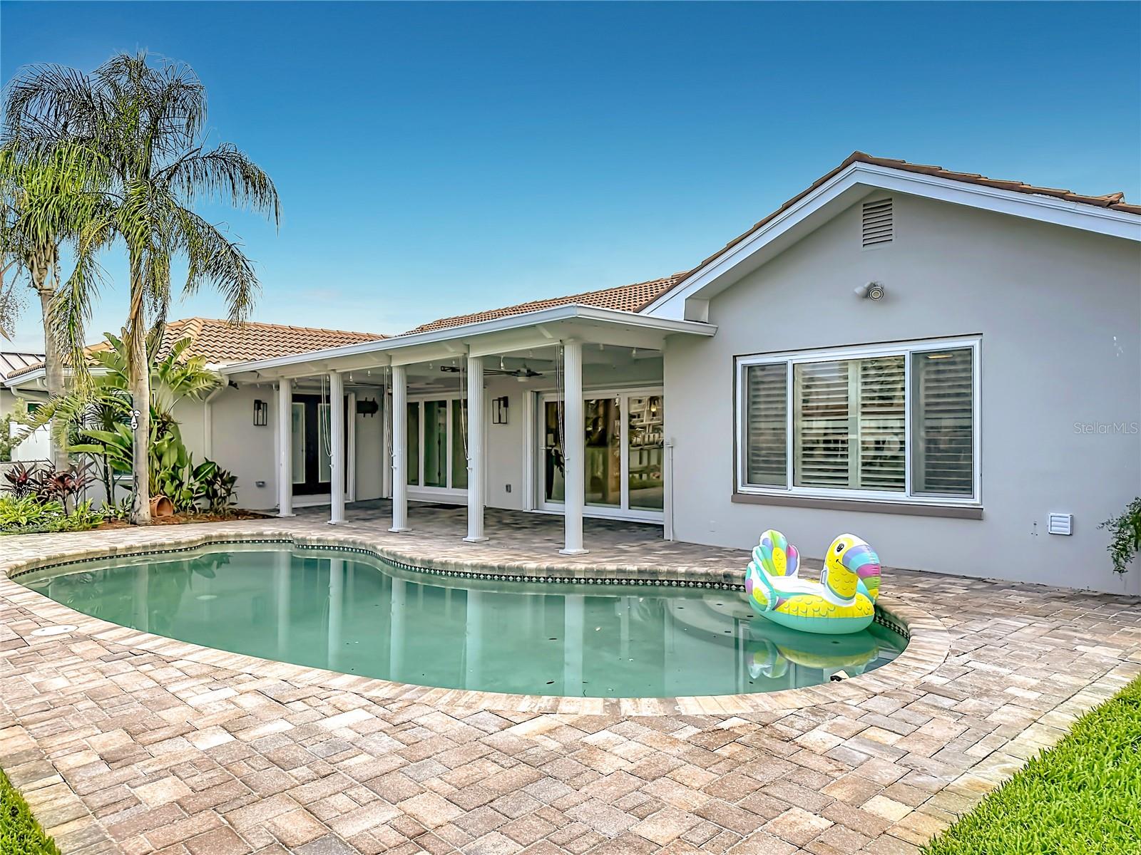 324 LEEWARD IS