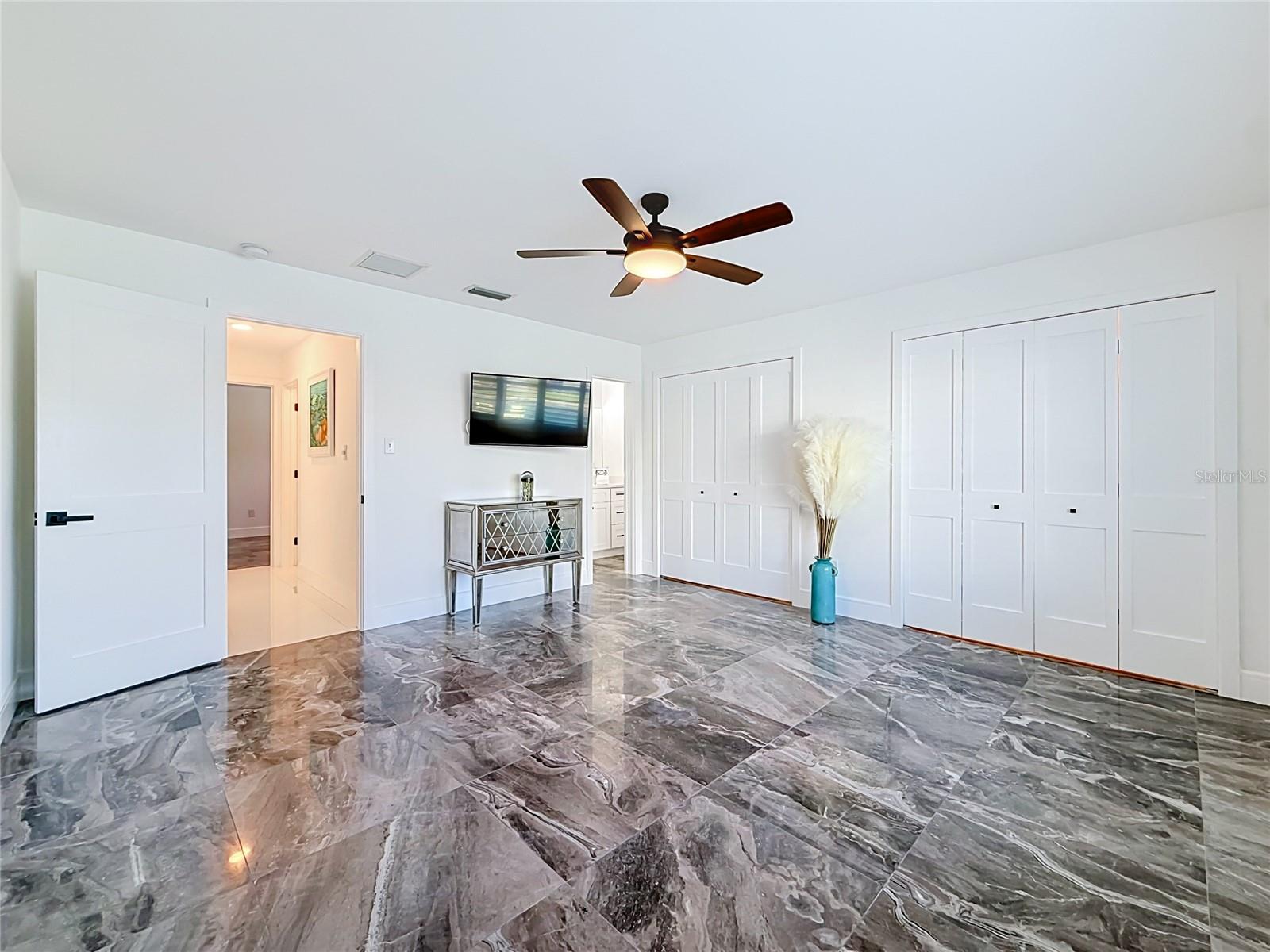 324 LEEWARD IS