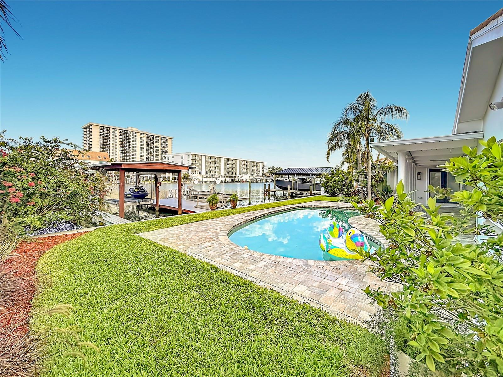 324 LEEWARD IS