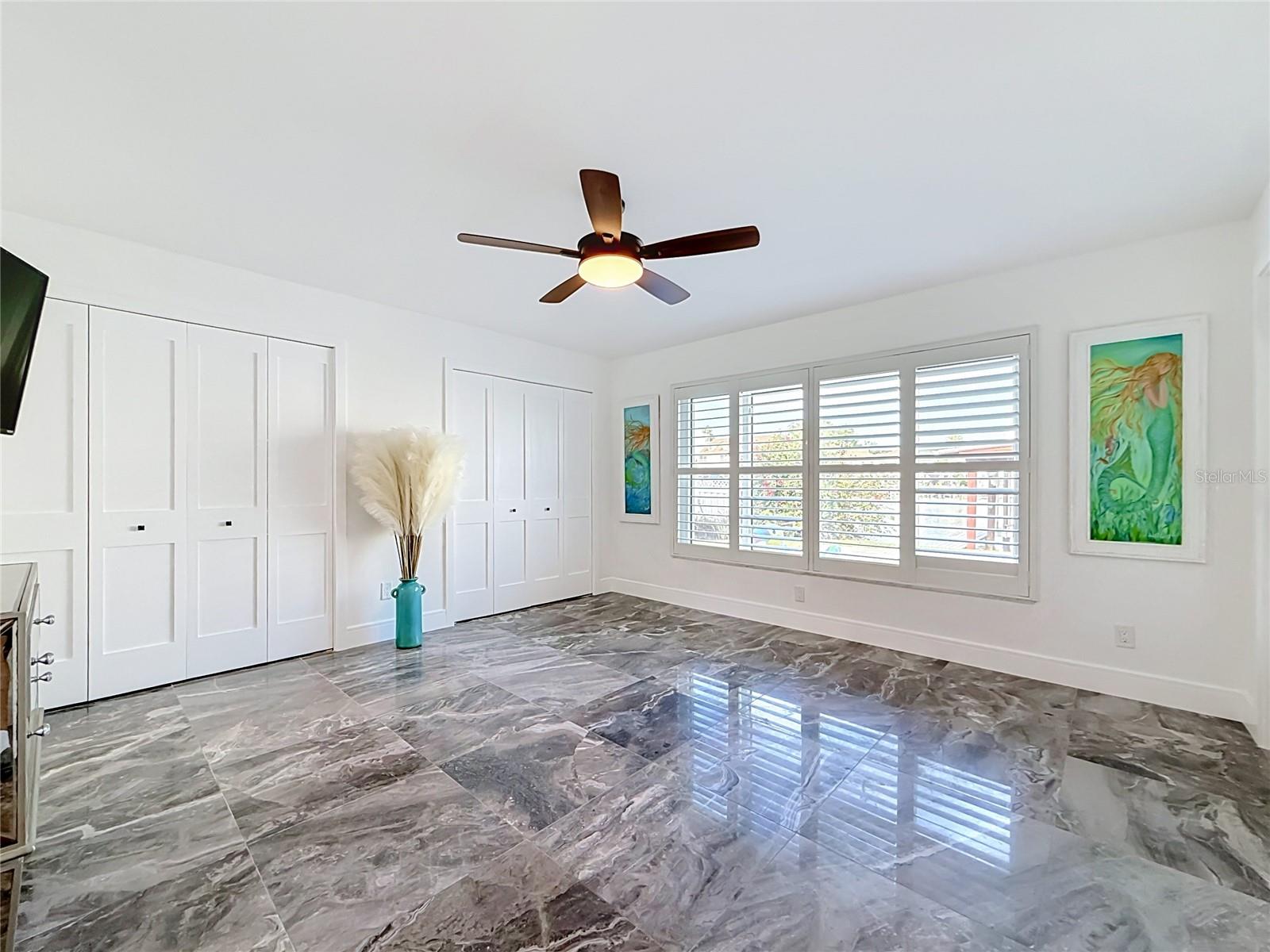 324 LEEWARD IS
