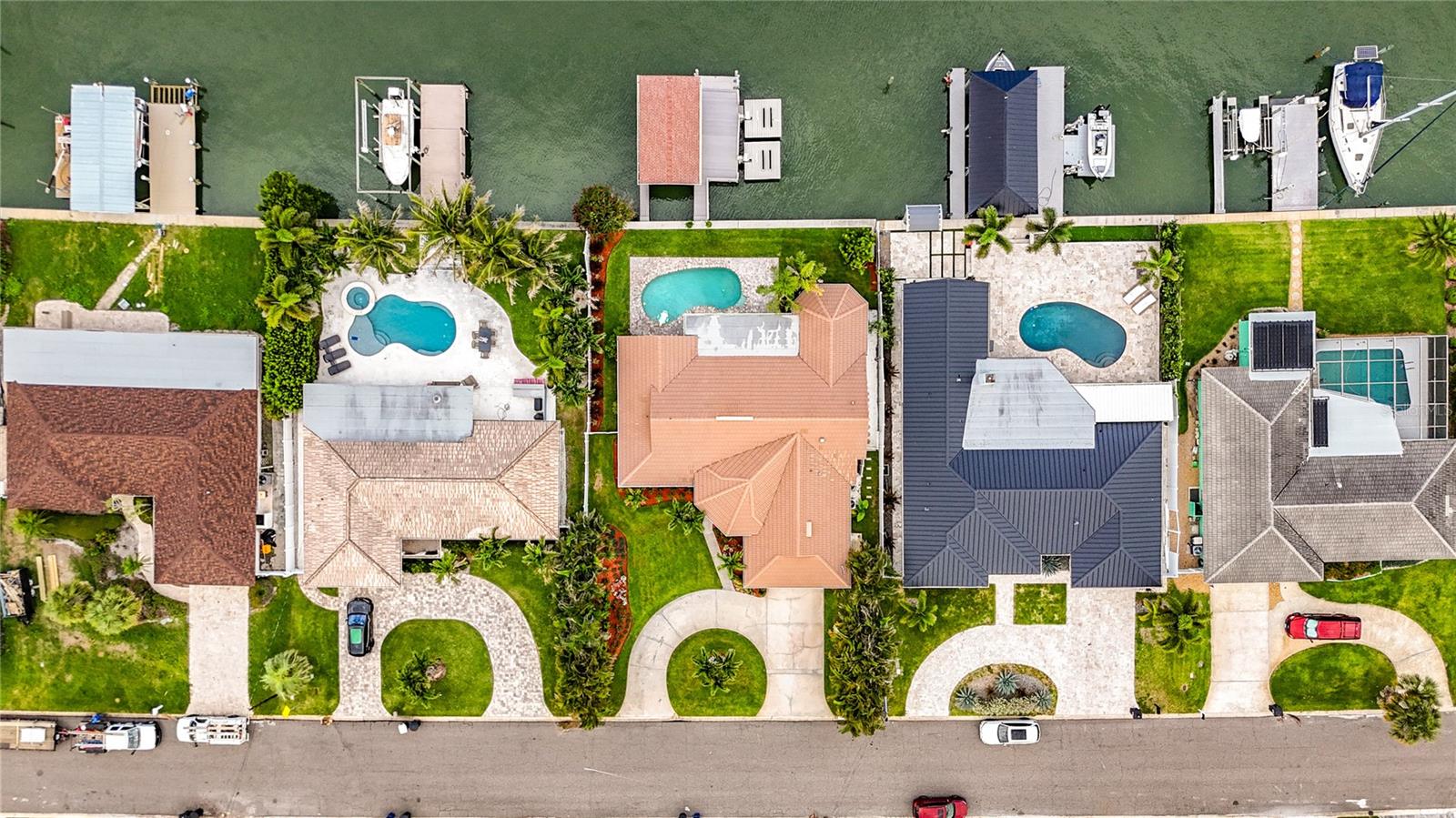 324 LEEWARD IS