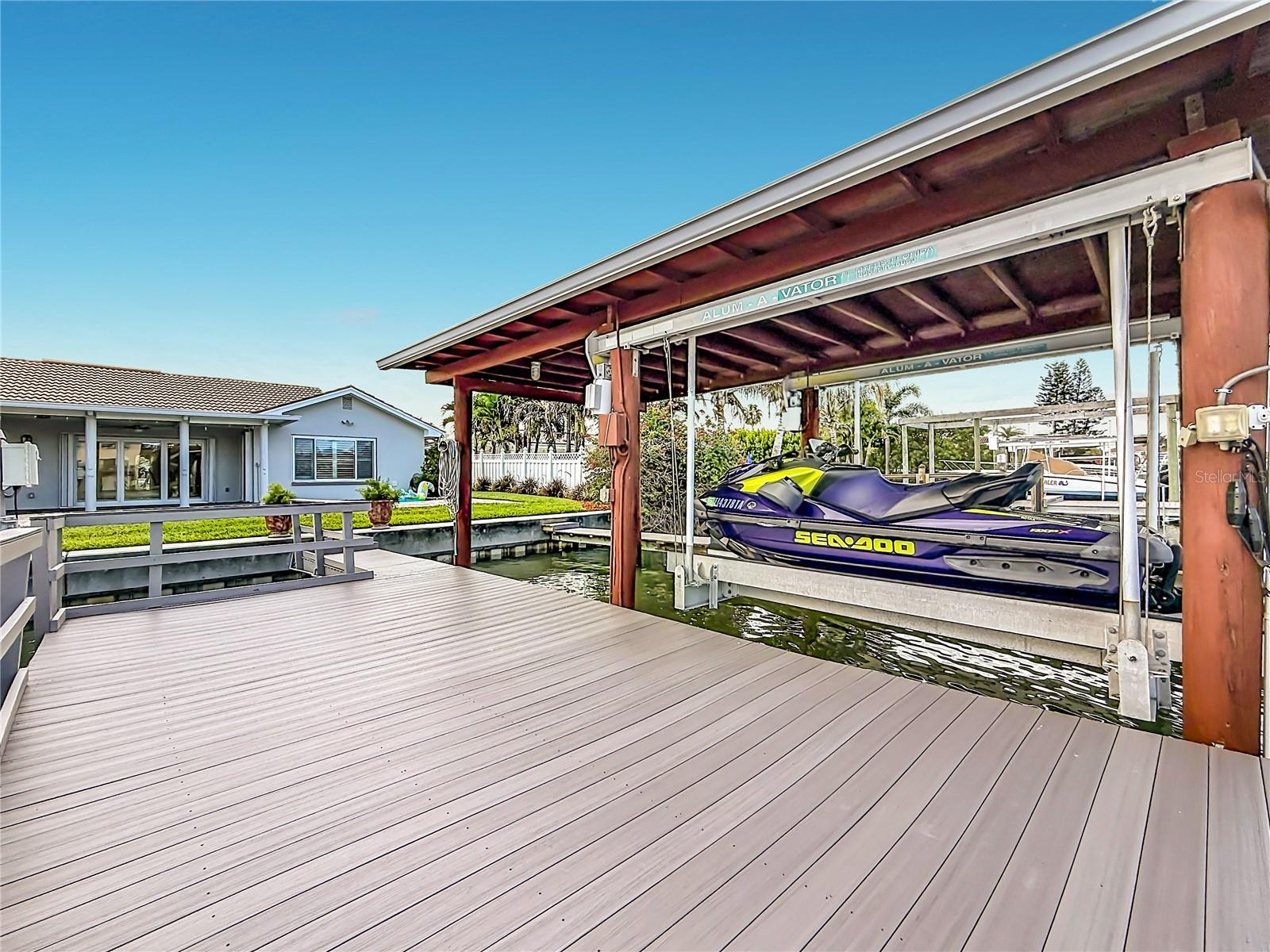 324 LEEWARD IS