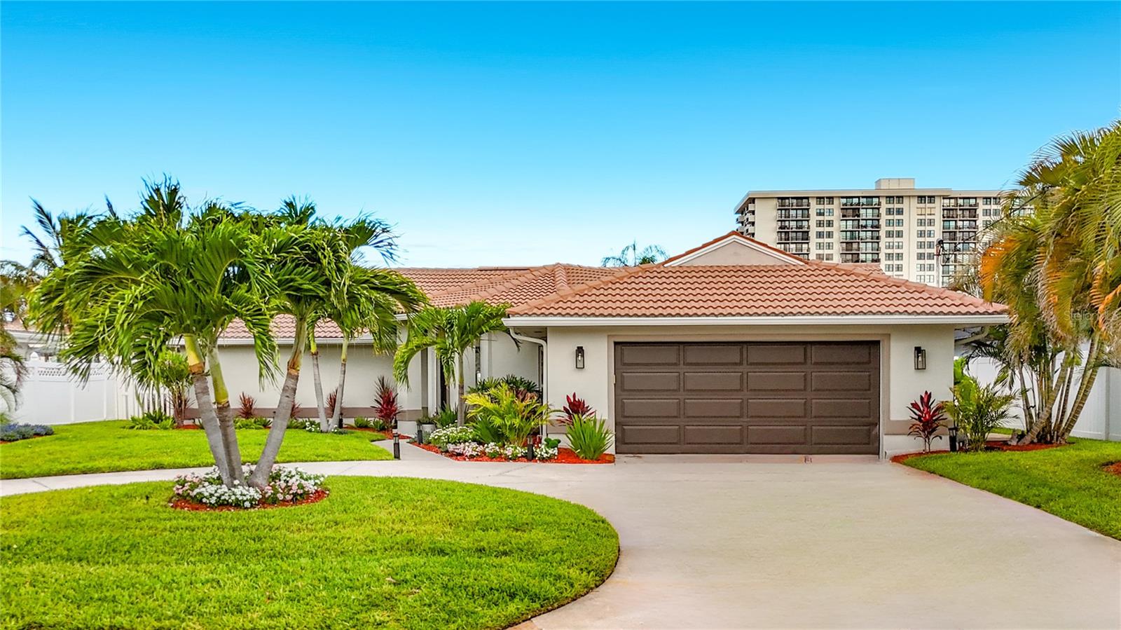 324 LEEWARD IS