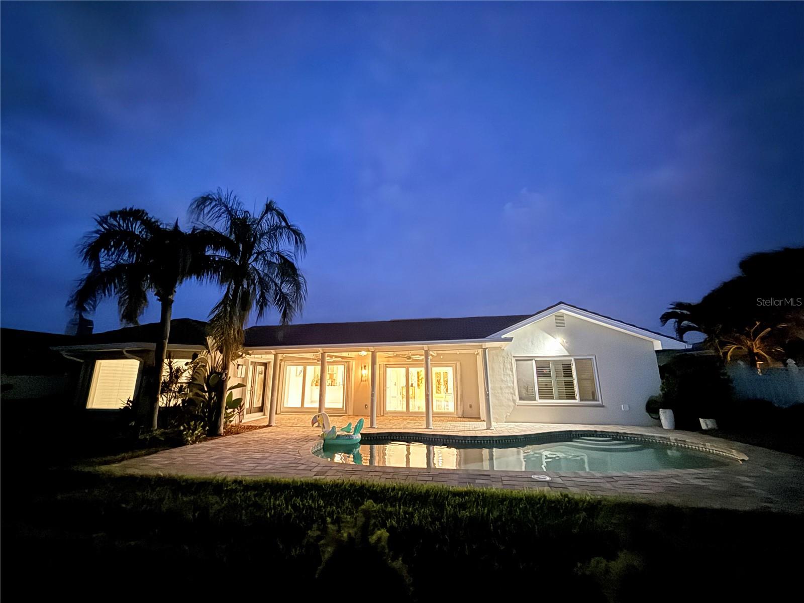324 LEEWARD IS