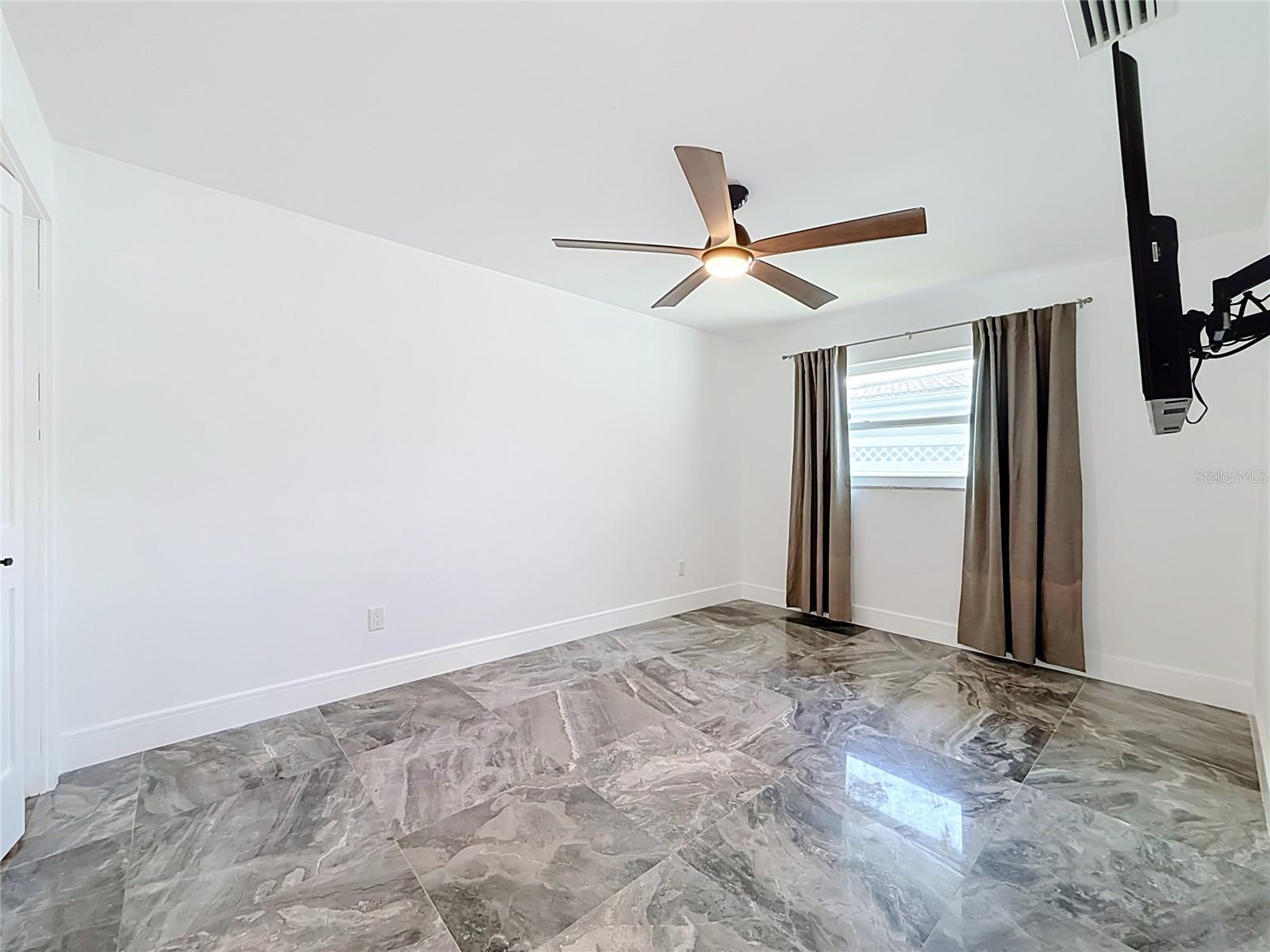 324 LEEWARD IS