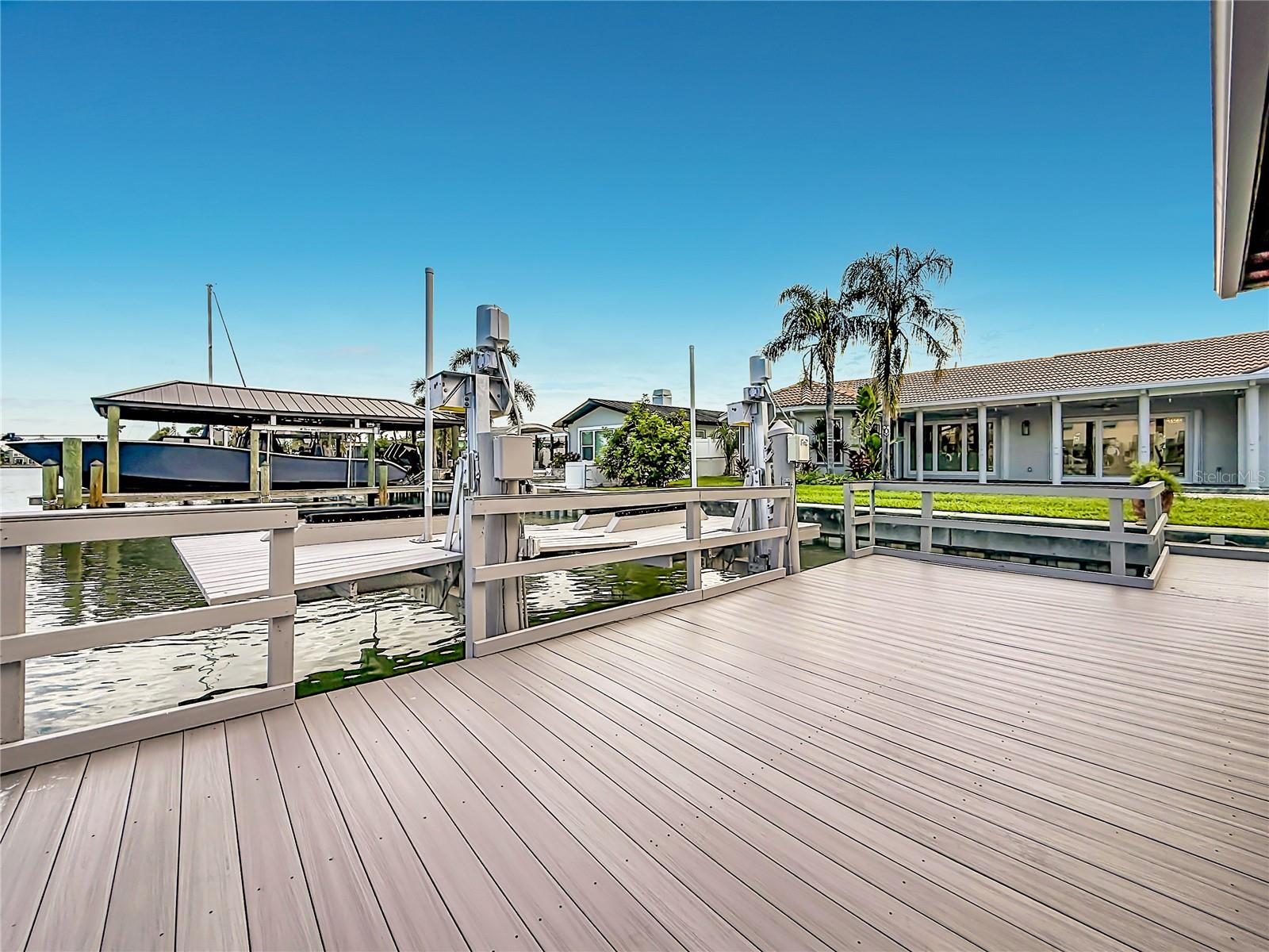 324 LEEWARD IS