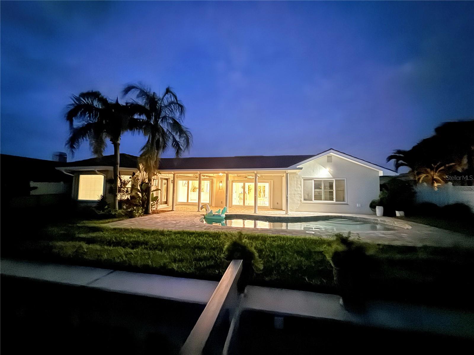 324 LEEWARD IS