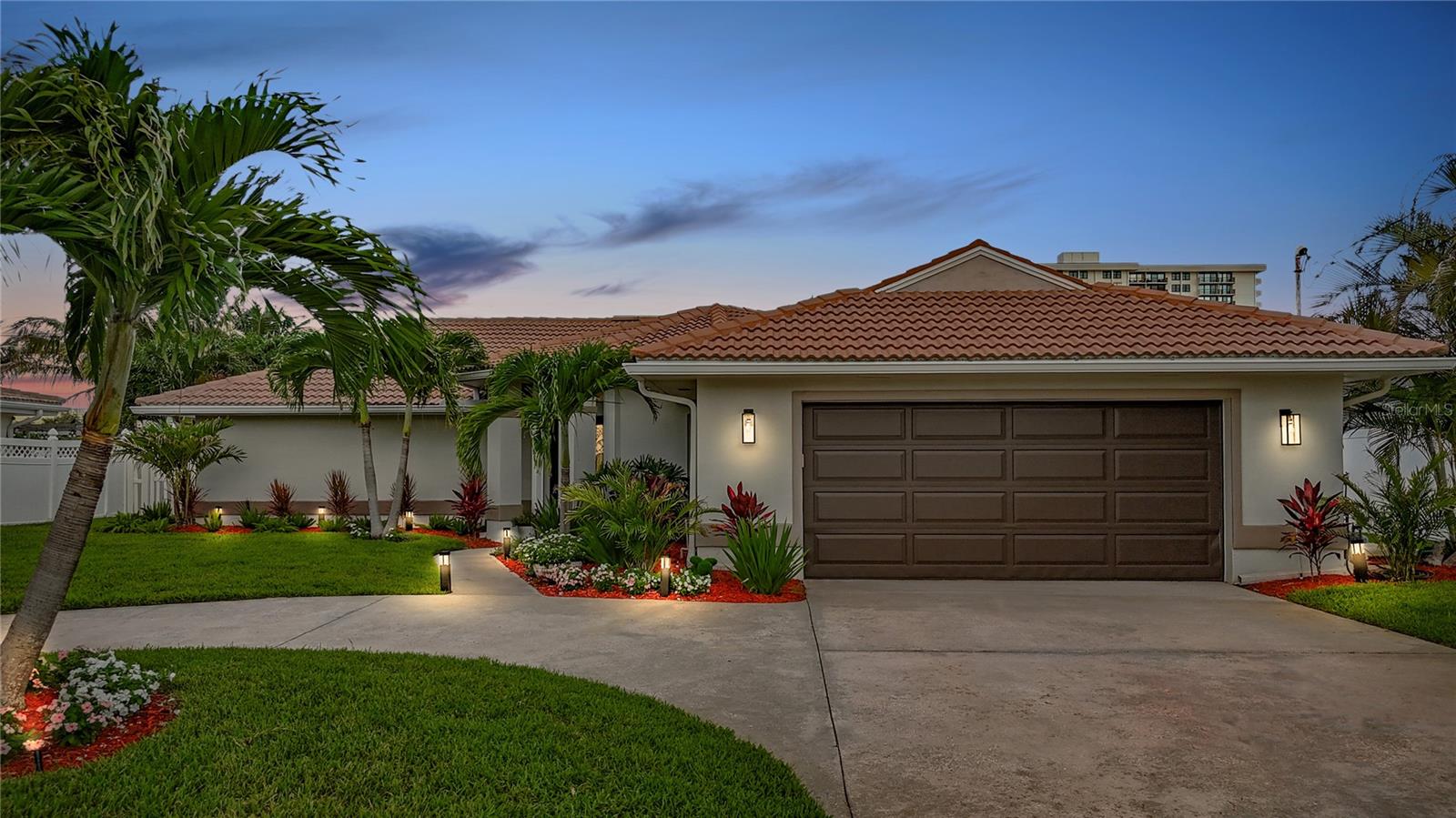 324 LEEWARD IS