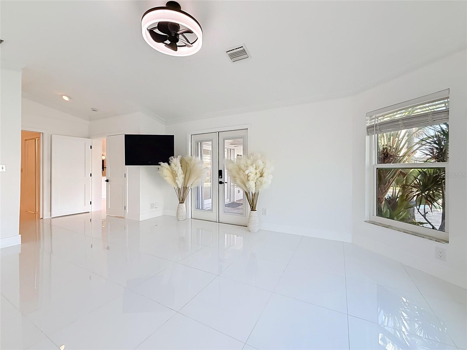 324 LEEWARD IS