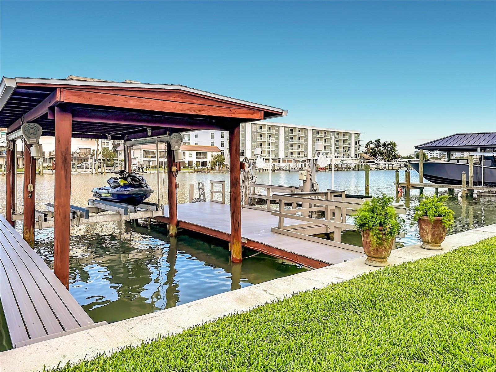 324 LEEWARD IS