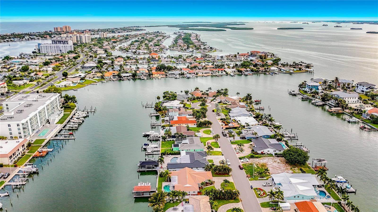 324 LEEWARD IS