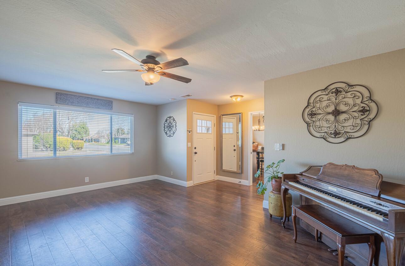 520 La Mesa Drive