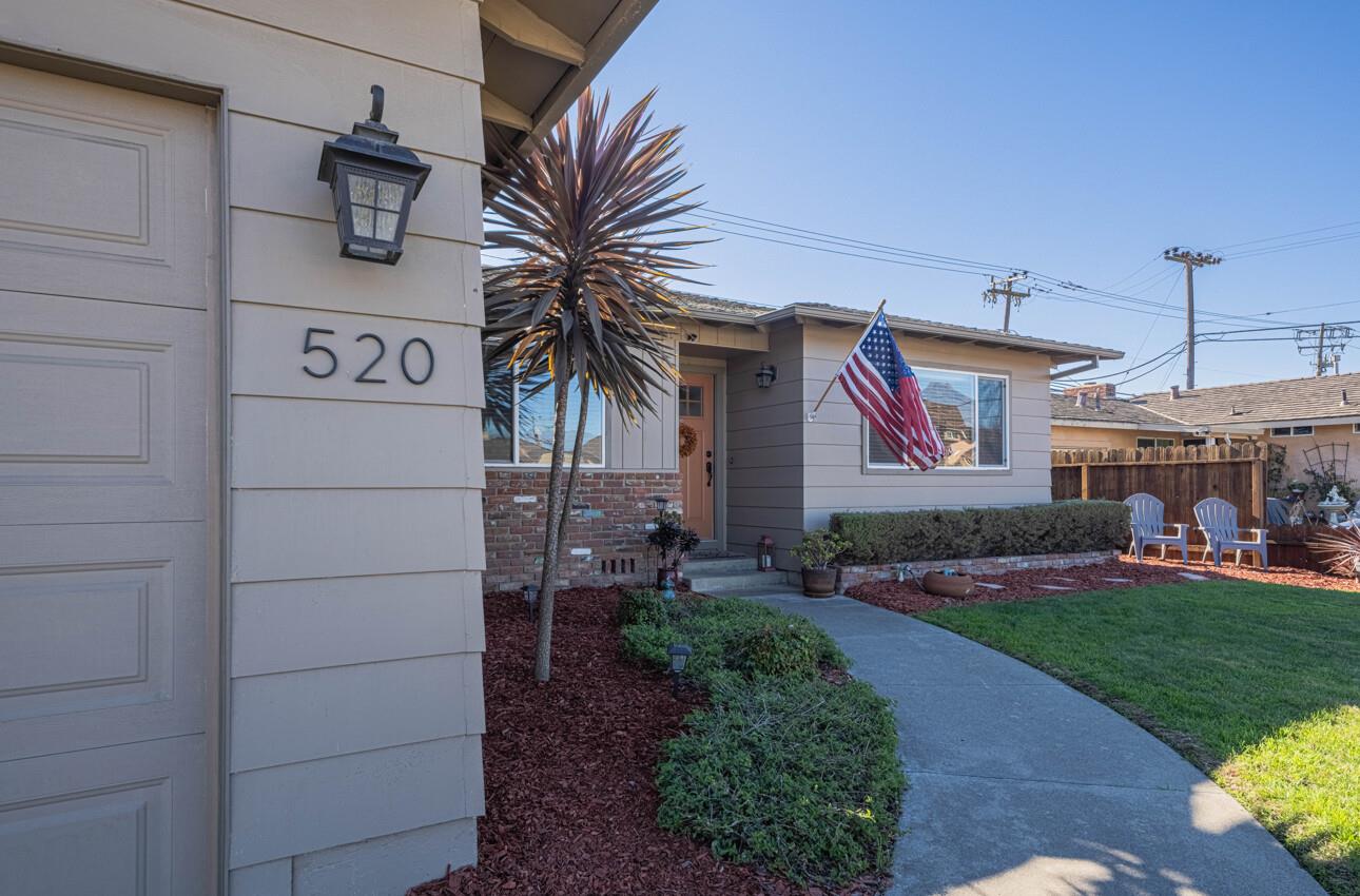 520 La Mesa Drive