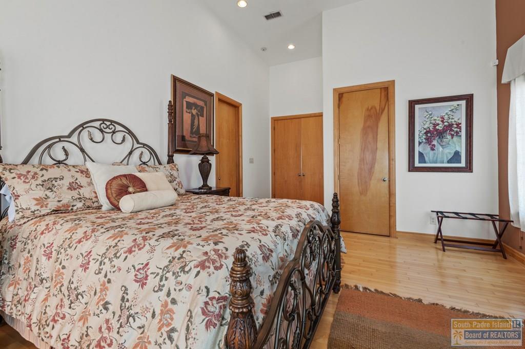 1208 North Shore
