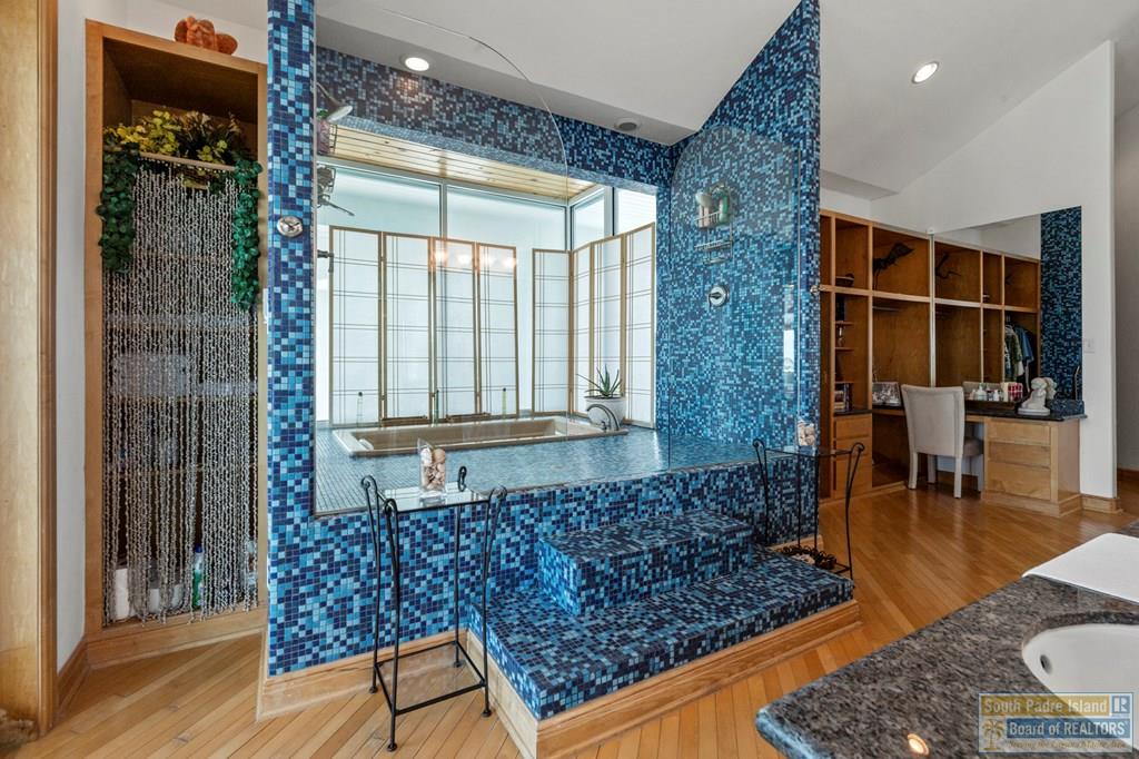 1208 North Shore